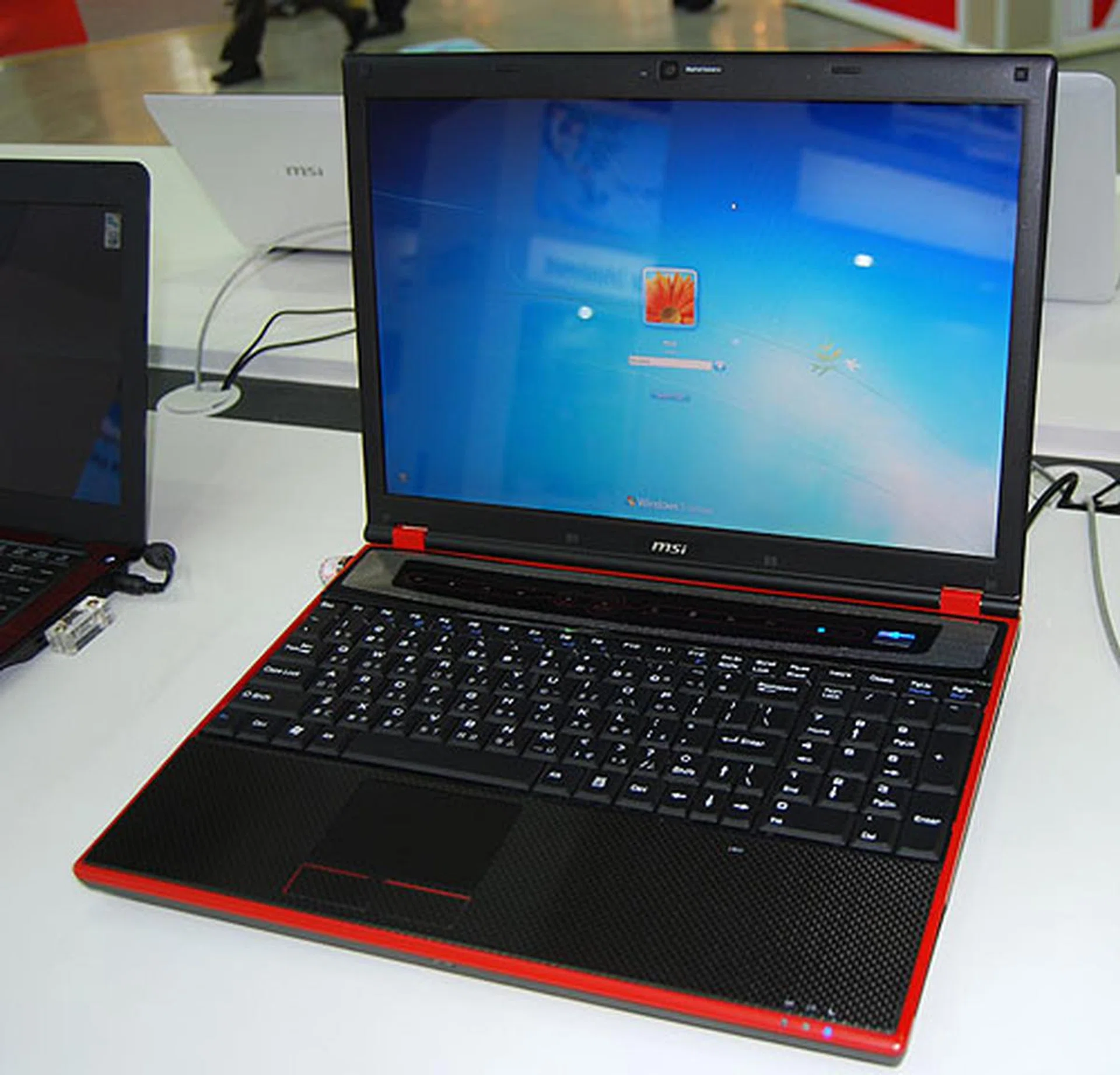 We also saw some MSI gaming notebooks on display, like this GT628, which comes with an NVIDIA GTS 160M graphics chip for that gaming boost. The red outline gives it away as a gaming rig of course.