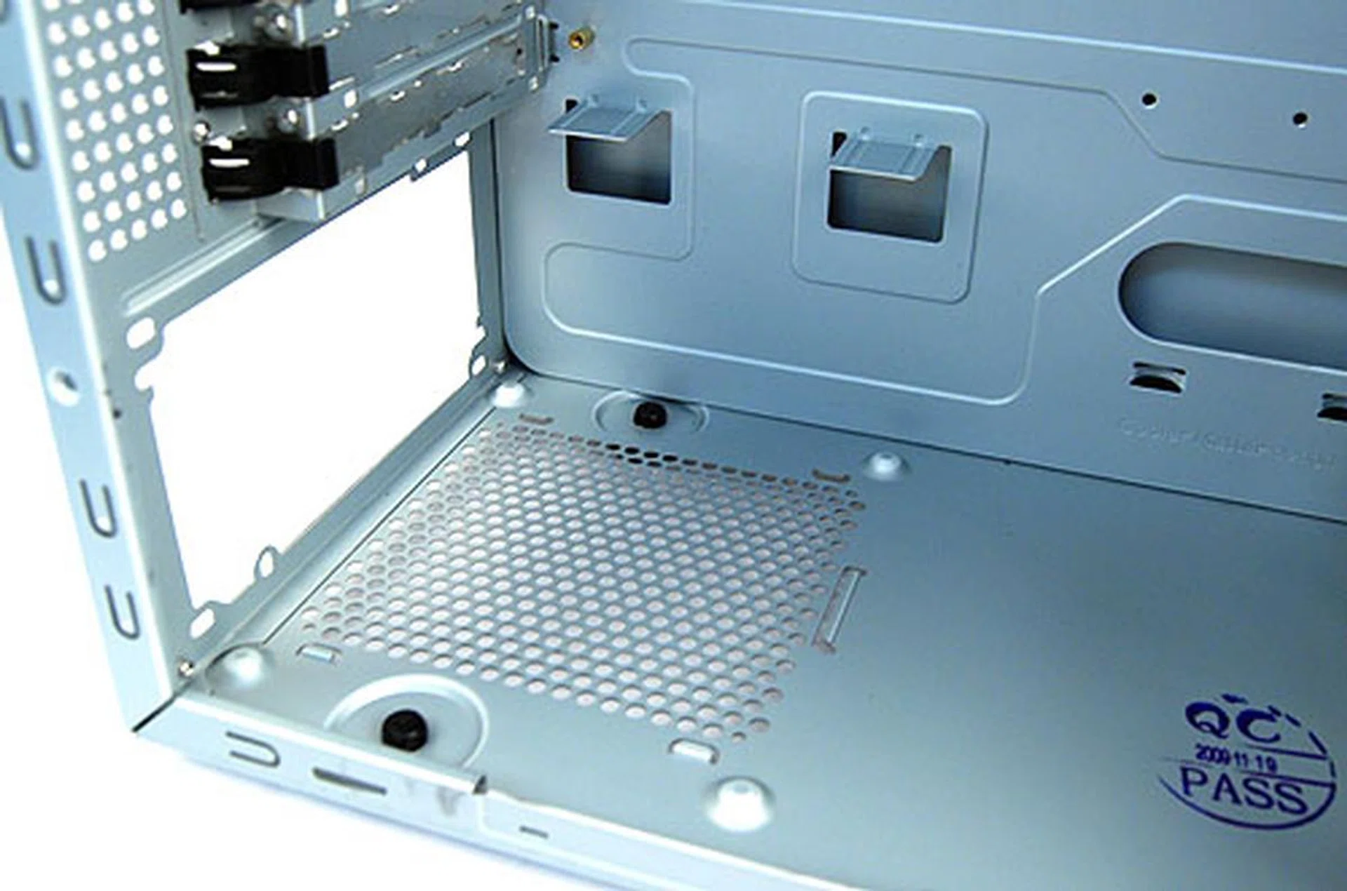 We found the PSU bay to be slightly larger than normal. The standard PSU which we use for evaluating casings felt slightly loose after installation.