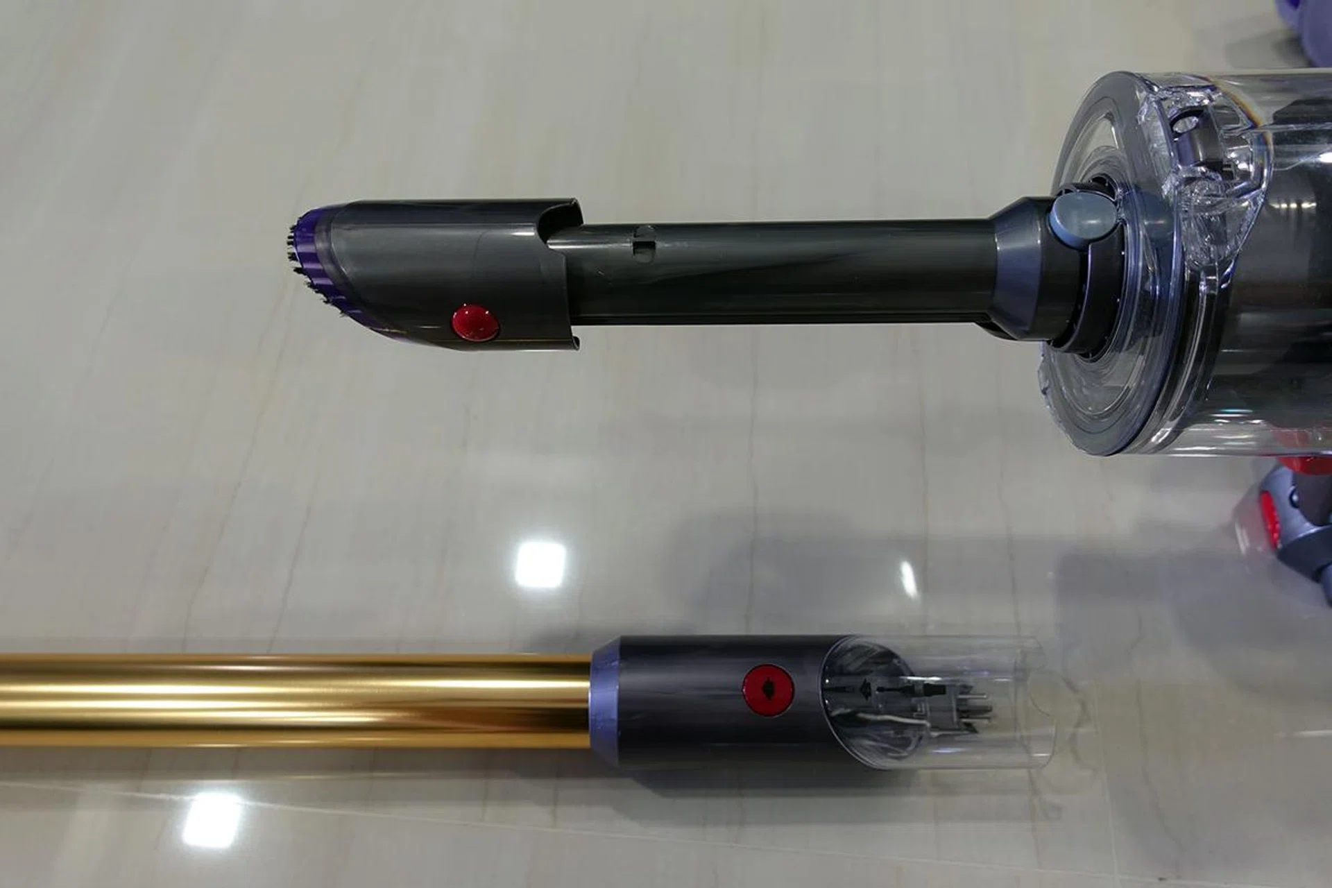 Note the built-in crevice tool within the main vacuum rod.