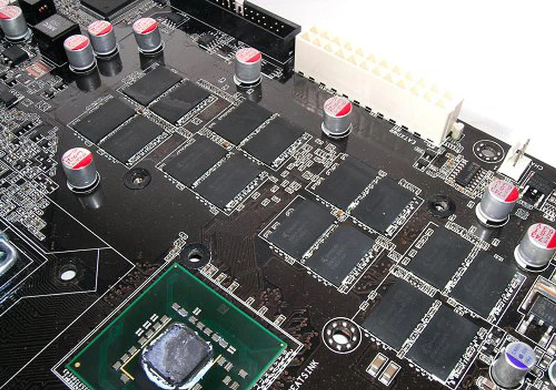 With the heat-pipe removed, you see the line of DDR3 chipset lining the board.