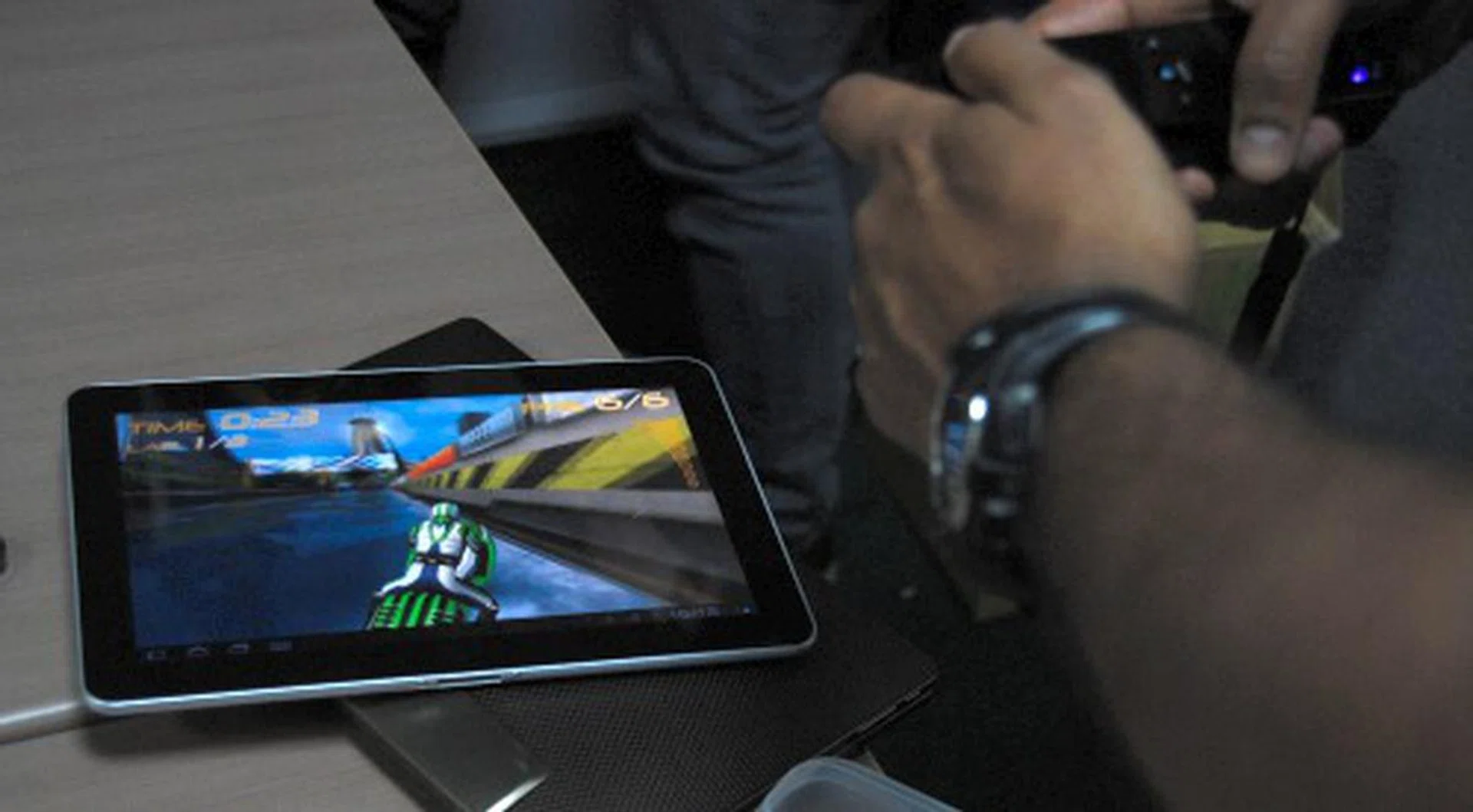 Did we mention the upcoming Tegra hardware is also compatible with gaming peripherals like this third-party wireless controller enabling another mode of game play? The picture says it all, though this form of play won't be the mainstream on devices of this size. But it's nice to have the option though.