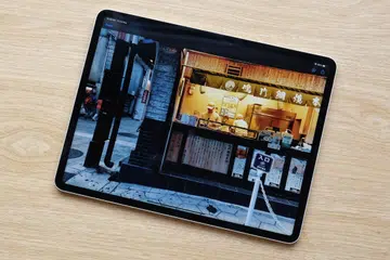 The latest 12.9-inch iPad Pro has the same design as its predecessor. This means a small bezel surrounding the display and flat sides.