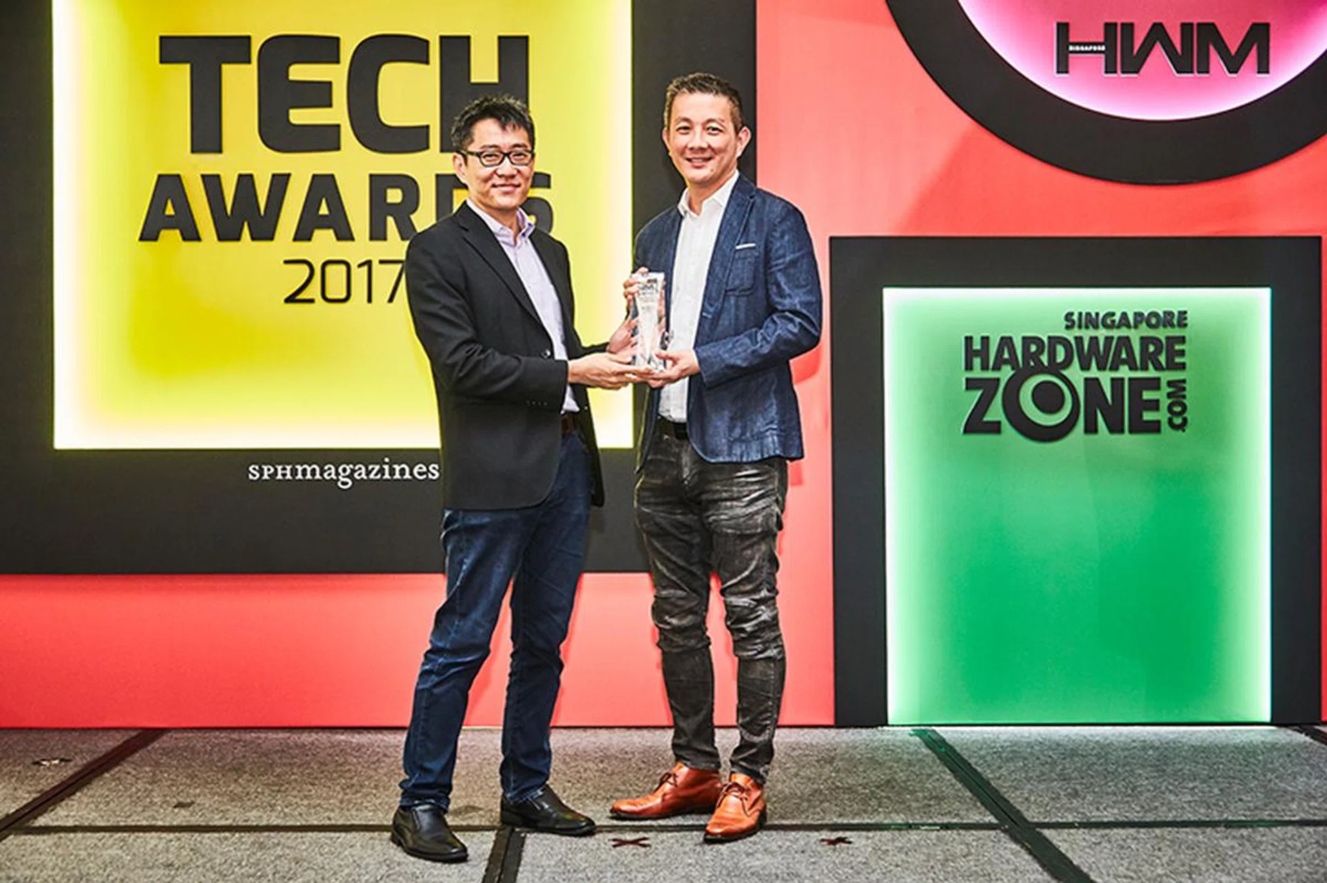 The Sennheiser Momentum On-Ear Wireless is the Editor's Choice winner in the Best Wireless Headphones category. Accepting the award is Mr. Martin Low, VP of Sennheiser Asia.
