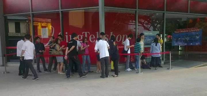 The queue outside SingTel ComCentre was surprisingly short at 6.10pm when we stopped by for a status check.