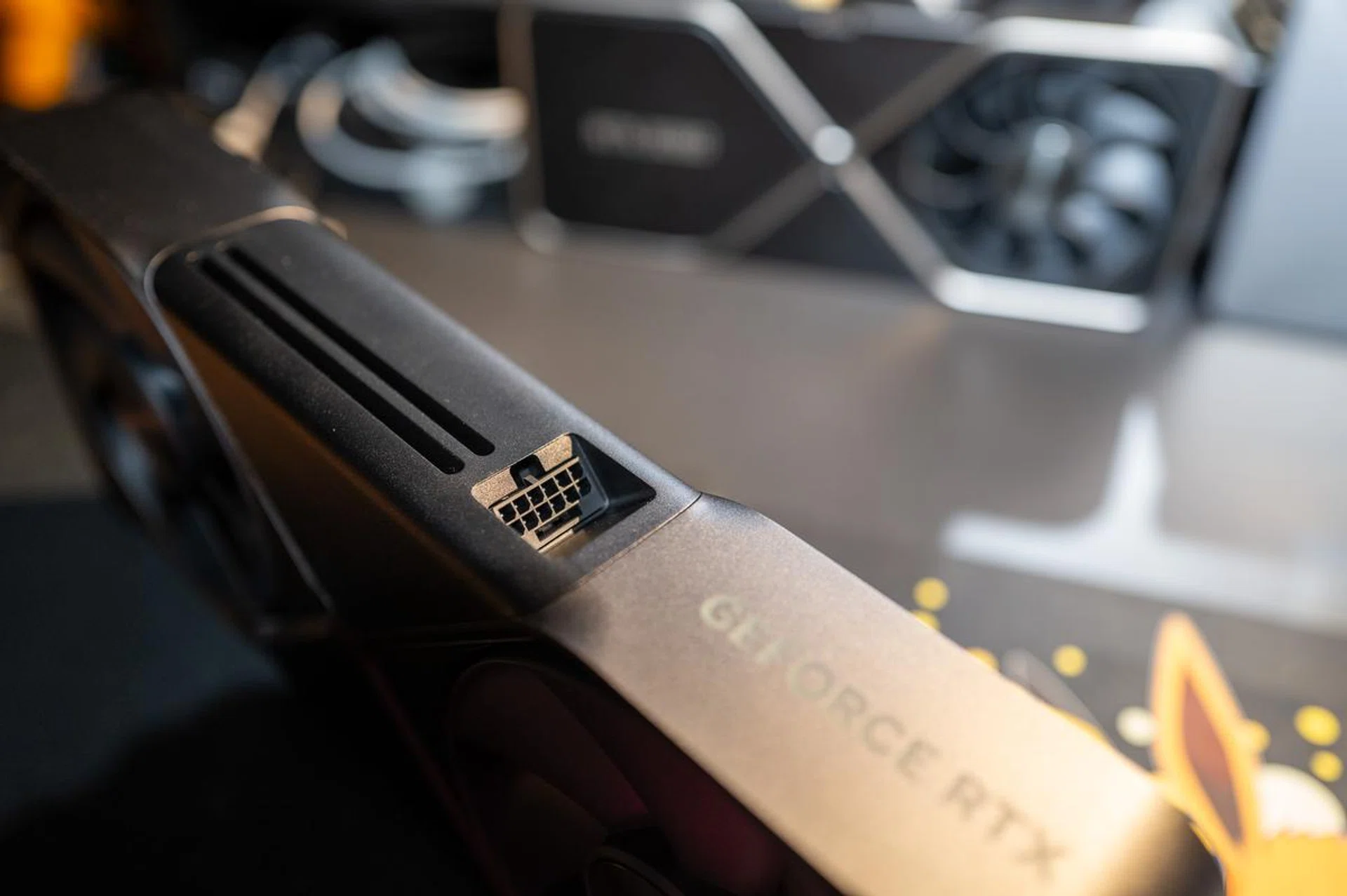 The RTX 5090 FE follows the angular position of the RTX 3090 FE card, which creates lesser tension and stress on the power cables. (Image: HWZ)