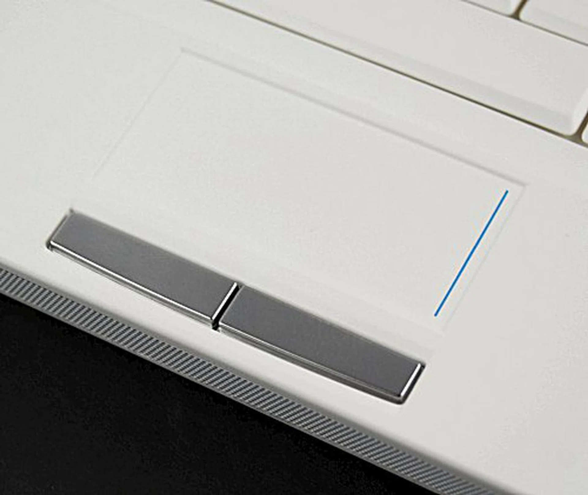The S10 has a multi-touch trackpad that's similar to the newer ASUS Eee PC series, and allows you to do pinch movements to zoom in and out for webpages and pictures. This trackpad may be small, but it packs a punch!