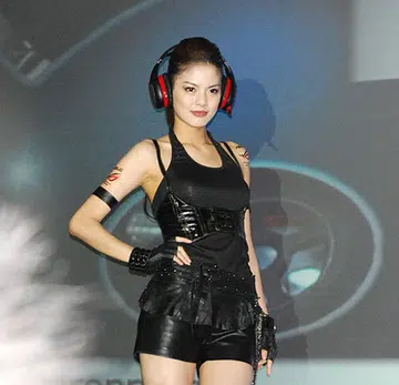 Gamers will fully appreciate the pair of gaming headphones here, with the active noise cancelling technology suitable for a noisy LAN environment. 