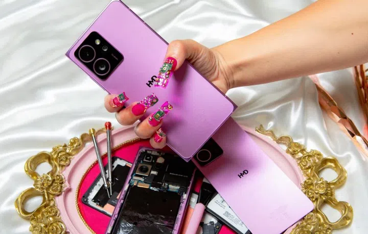 The HMD Skyline can charge wirelessly with any Qi2 charger. Photo: HMD