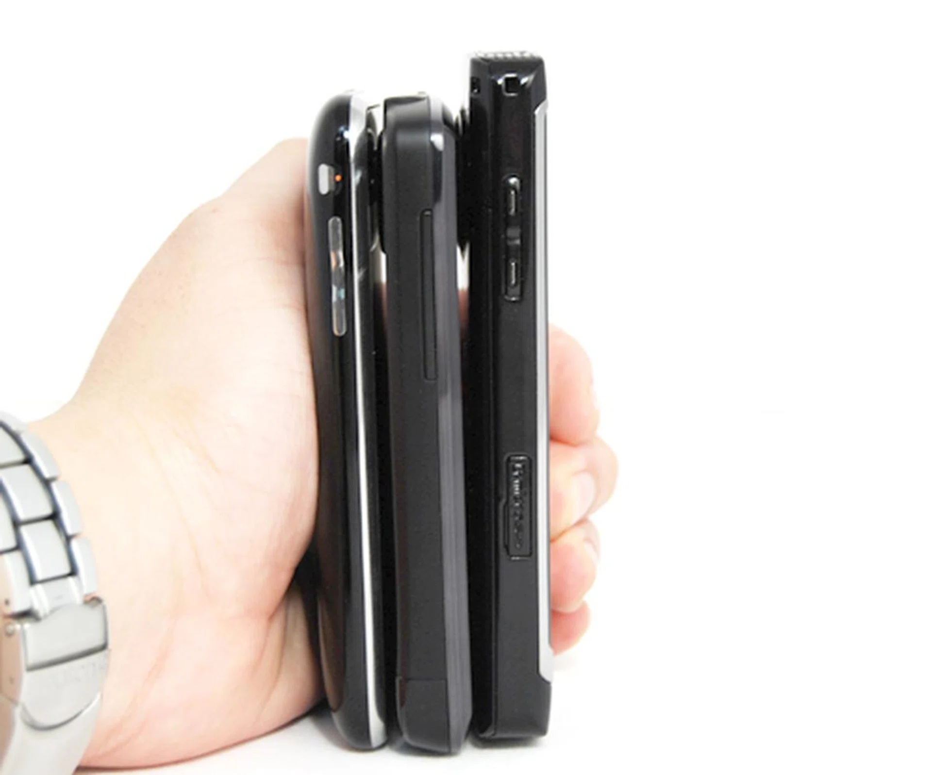 The lengthier dimensions of the Omnia HD (right) shows it to be longer than both the Touch HD (middle) and the iPhone 3G (left)