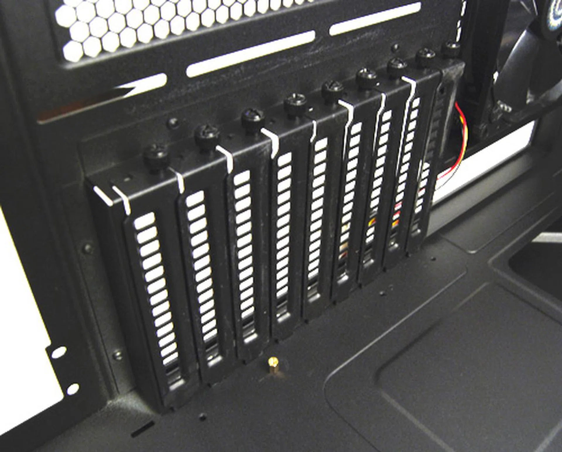 Behold, the pièce de résistance of the HAF X is its whopping nine expansion slots. This is especially useful if you have a quad-CrossFireX or 4-way SLI-capable motherboard.