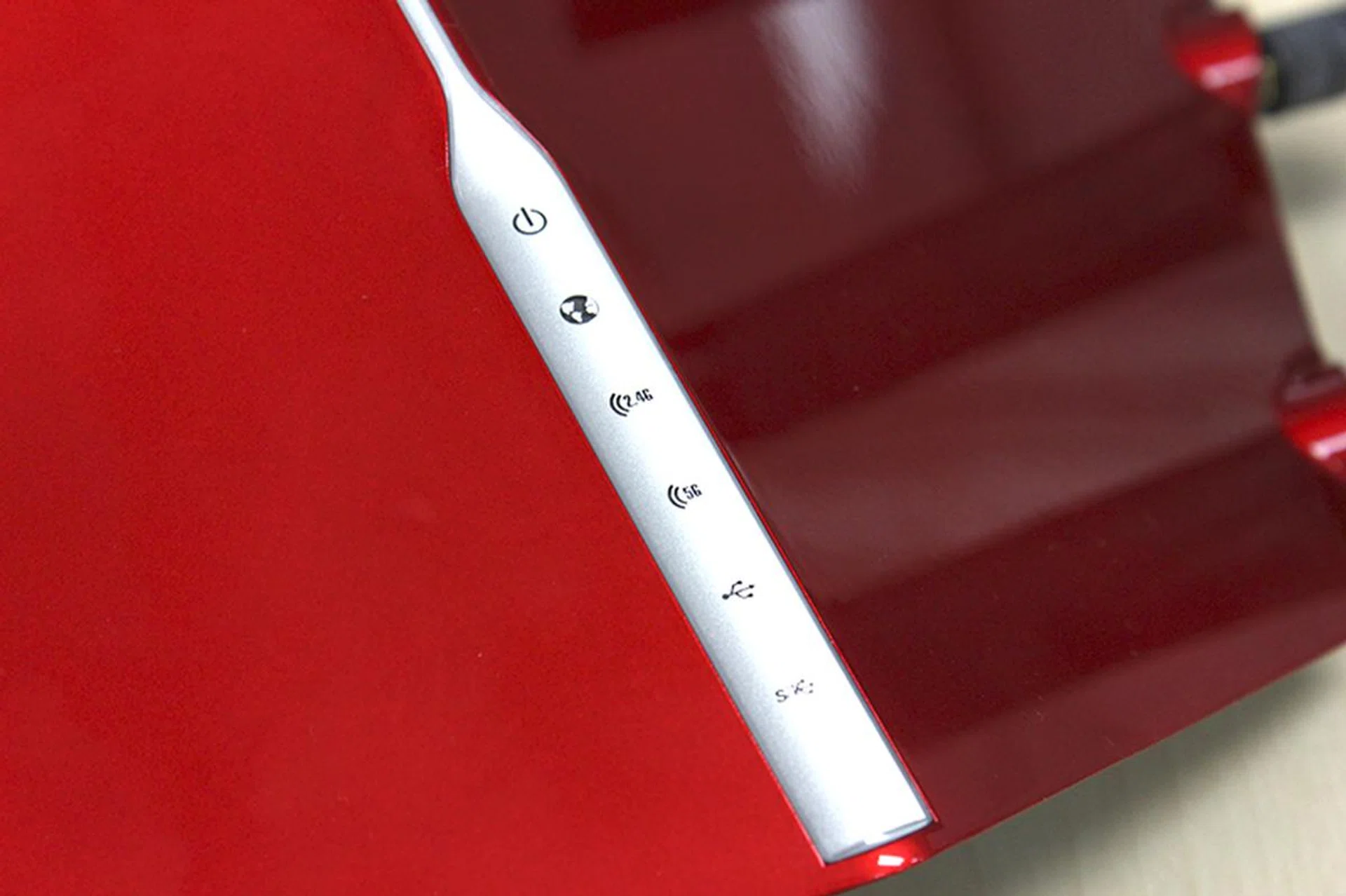 Like the rest of D-Link's Ultra Performance Series routers, the DIR-895L router has a strip of silver running down the middle that houses the LED status indicators. 