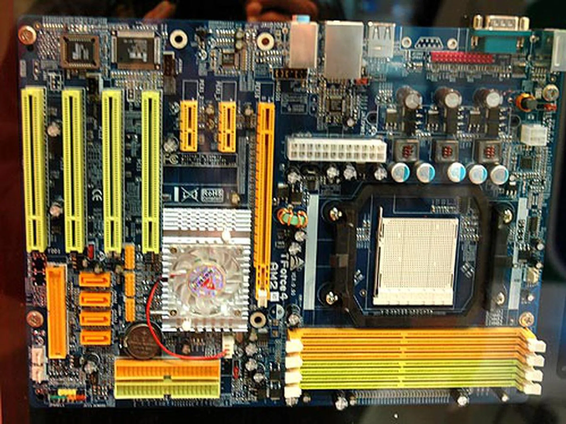 The TForce4 AM2 is a cheaper alternative for new Socket M2 processors as it is based on the older nForce4 chipset. It only comes with Fast Ethernet LAN and a six-channel audio chip built onto the mainboard.