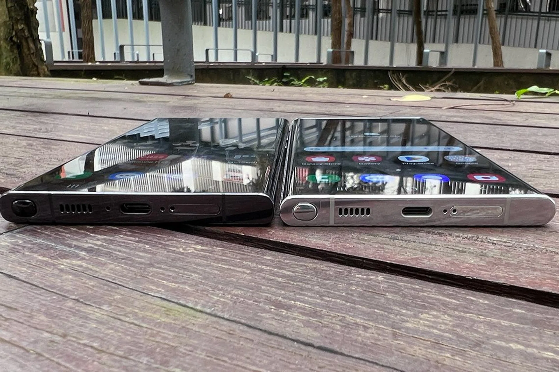 The Samsung Galaxy S23 Ultra (left) and the Samsung Galaxy S22 Ultra (right).