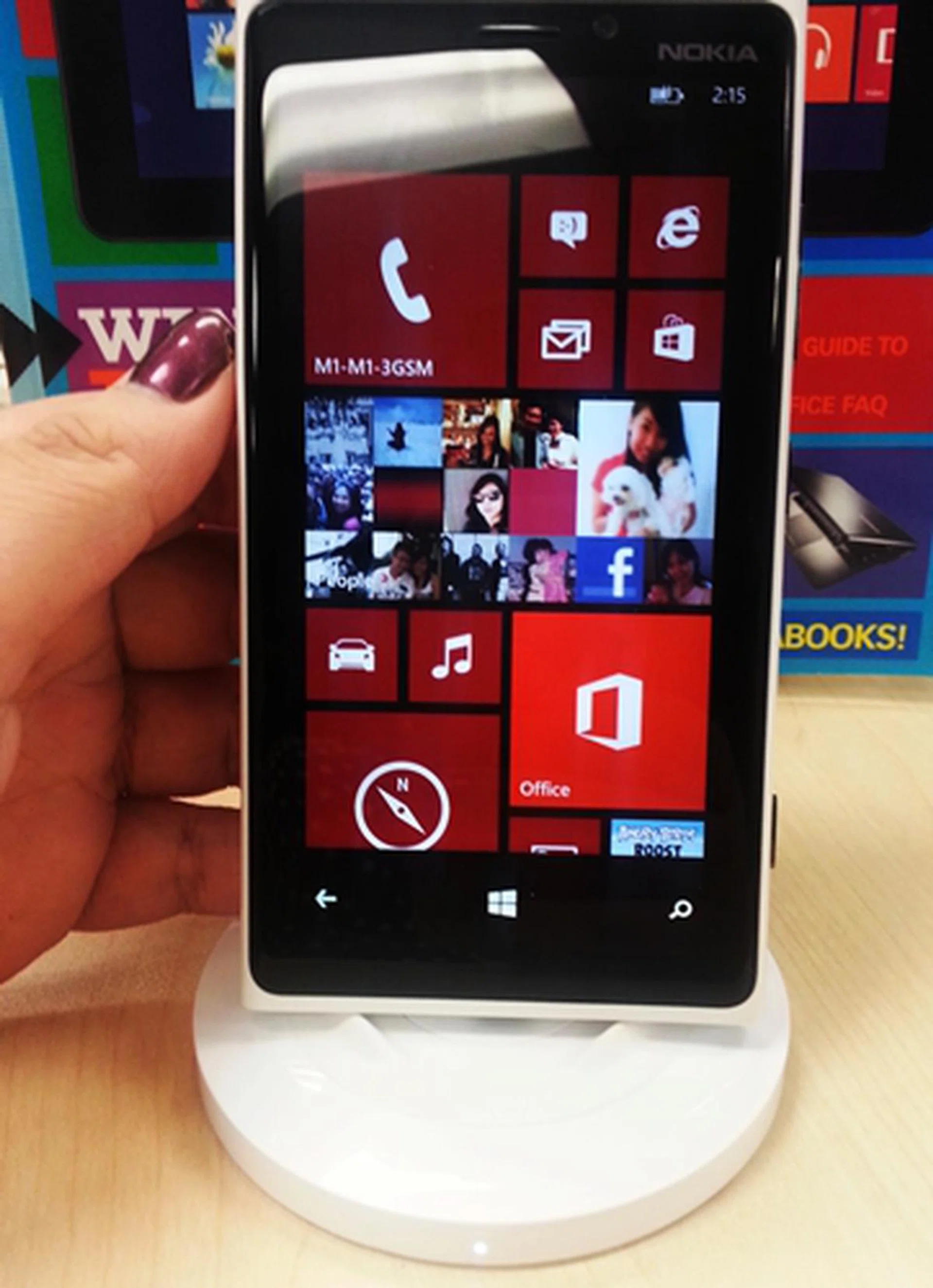 Here's the Nokia wireless charging plate in action. Well, while it's not entirely wireless - you still have to connect the charging plate to a power source, it still makes things slightly more convenient and less messy since you can tuck the wires away.