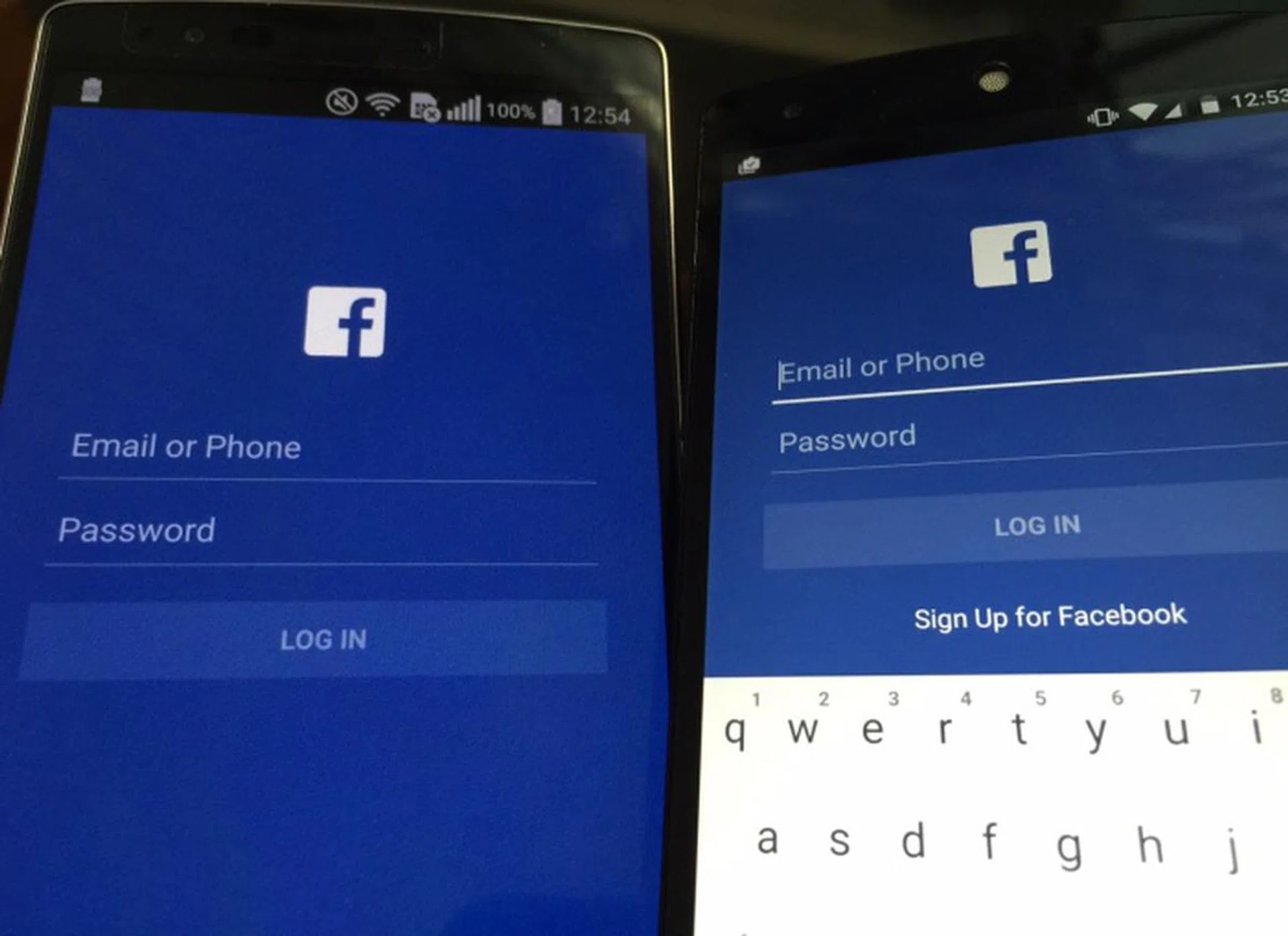 Notice how the blue background and light blue login page look more grainy on the LG G Flex 2 (left) compared to a Full-HD display of another Android smartphone.