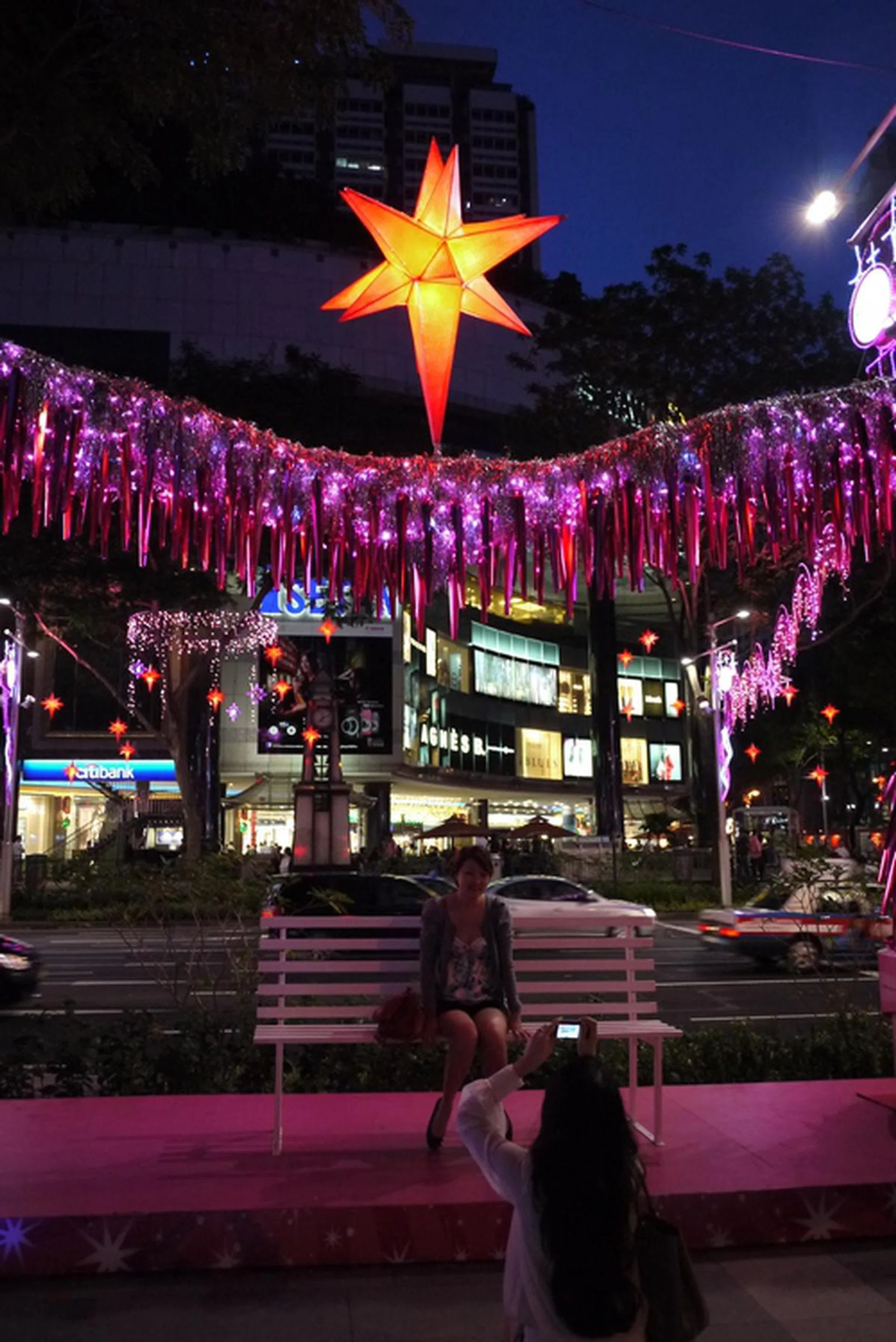 Shot at f2.5, 1/60 sec, 29mm, ISO800.