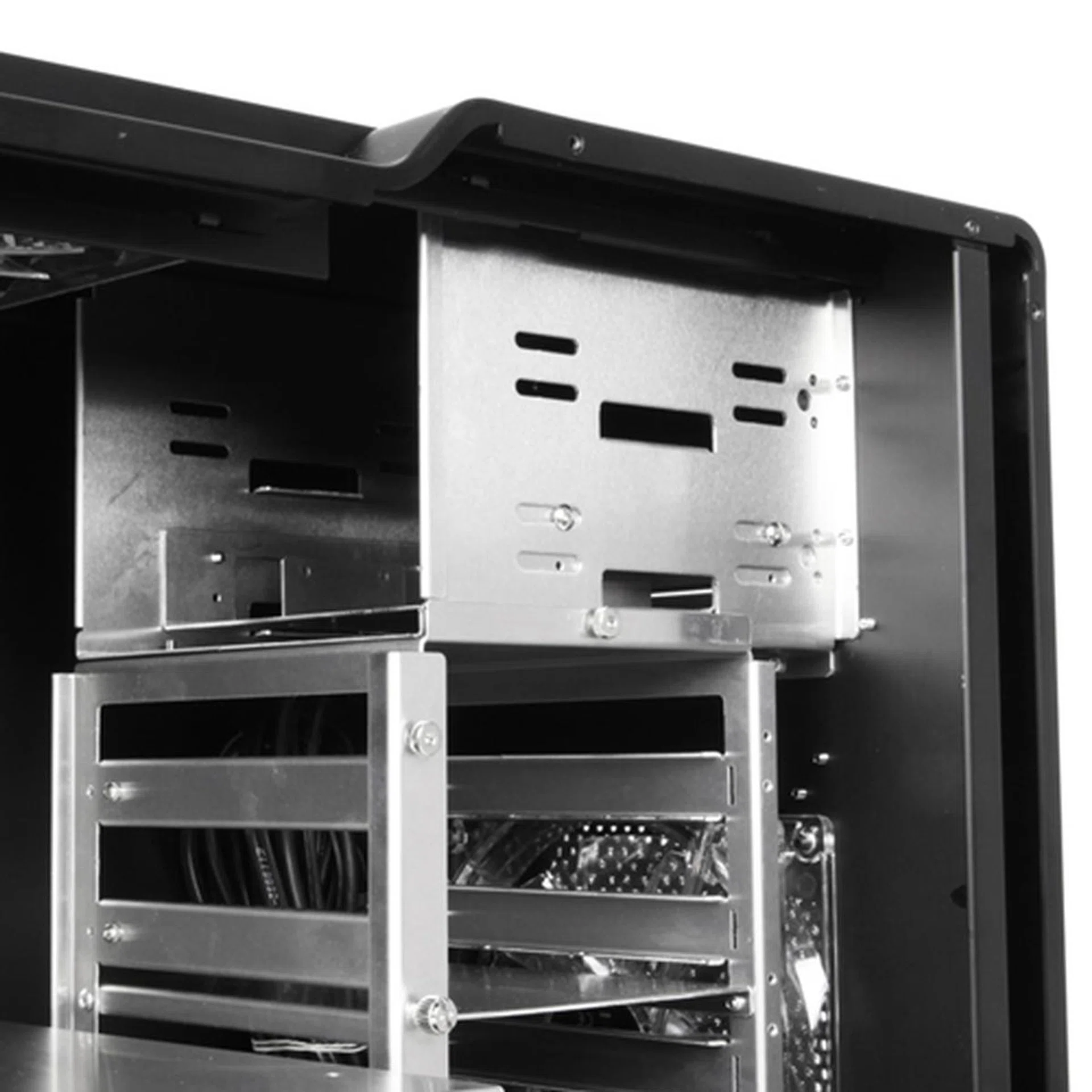 There two 5.25-inch ODD bays on the top. One of which can can converted to a 3.5-inch bay using an adapter. The adapter also lets users install 2.5-inch SSDs on it too.