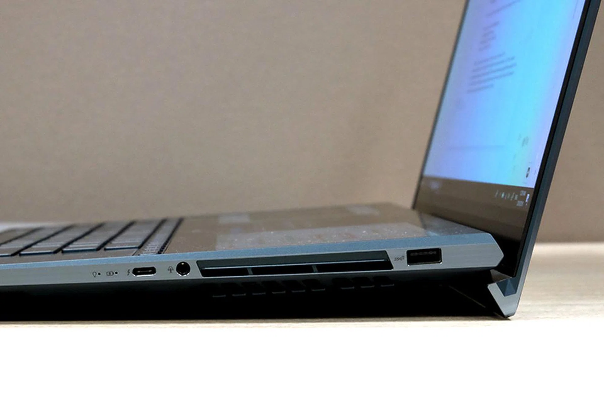 The ZenBook Pro Duo is quite a thick notebook. Note the single USB-C port (supports Thunderbolt 3), 3.5mm audio jack, and second USB-A port supporting USB 3.1 lined up on the right profile of the notebook.