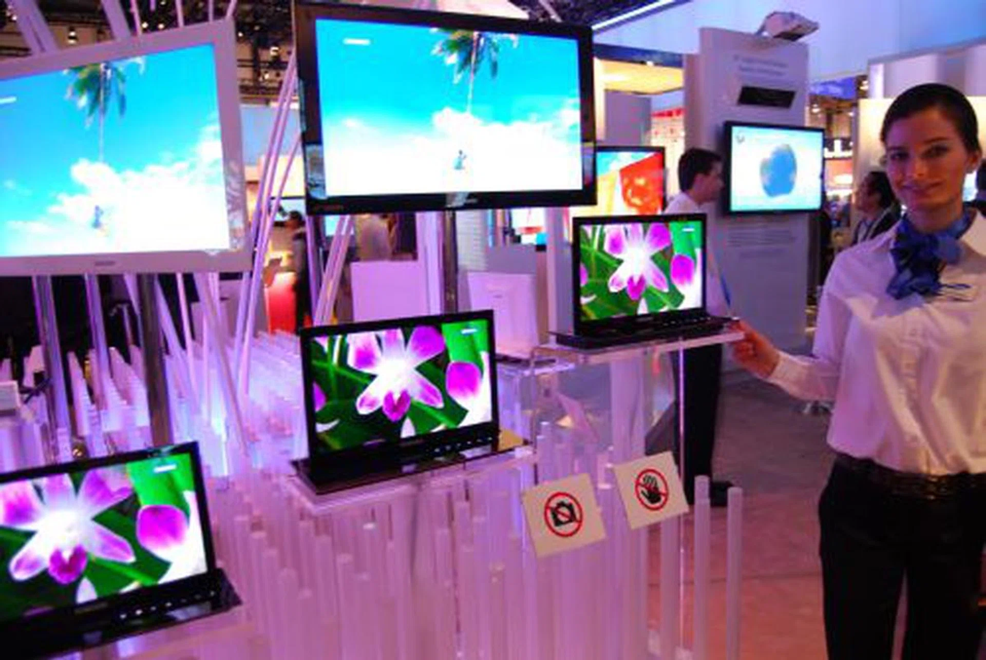  Samsung demonstrated its 31" and 14" OLED displays at their booth as well. We won't be surprised if the company follows on Sony's footsteps with the commercialization of OLED TVs this year.  