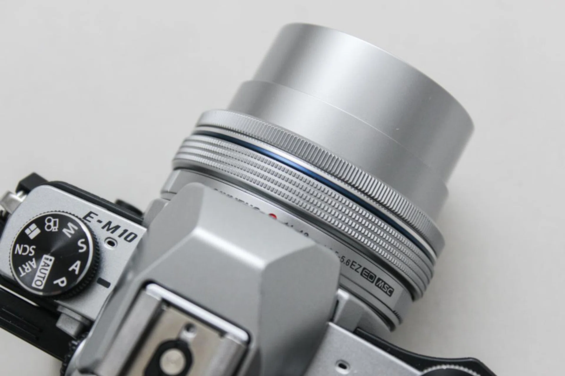 But there's no focal length indicator, so you can't see at a glance where the lens is zoomed in at any moment.