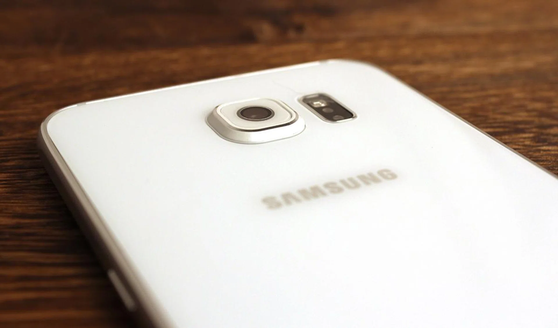 If you thought the iPhone 6's camera bump was bad, wait till you see the S6's.