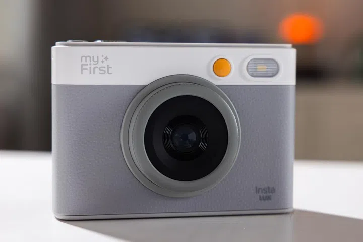 It uses dye-sub printing technology