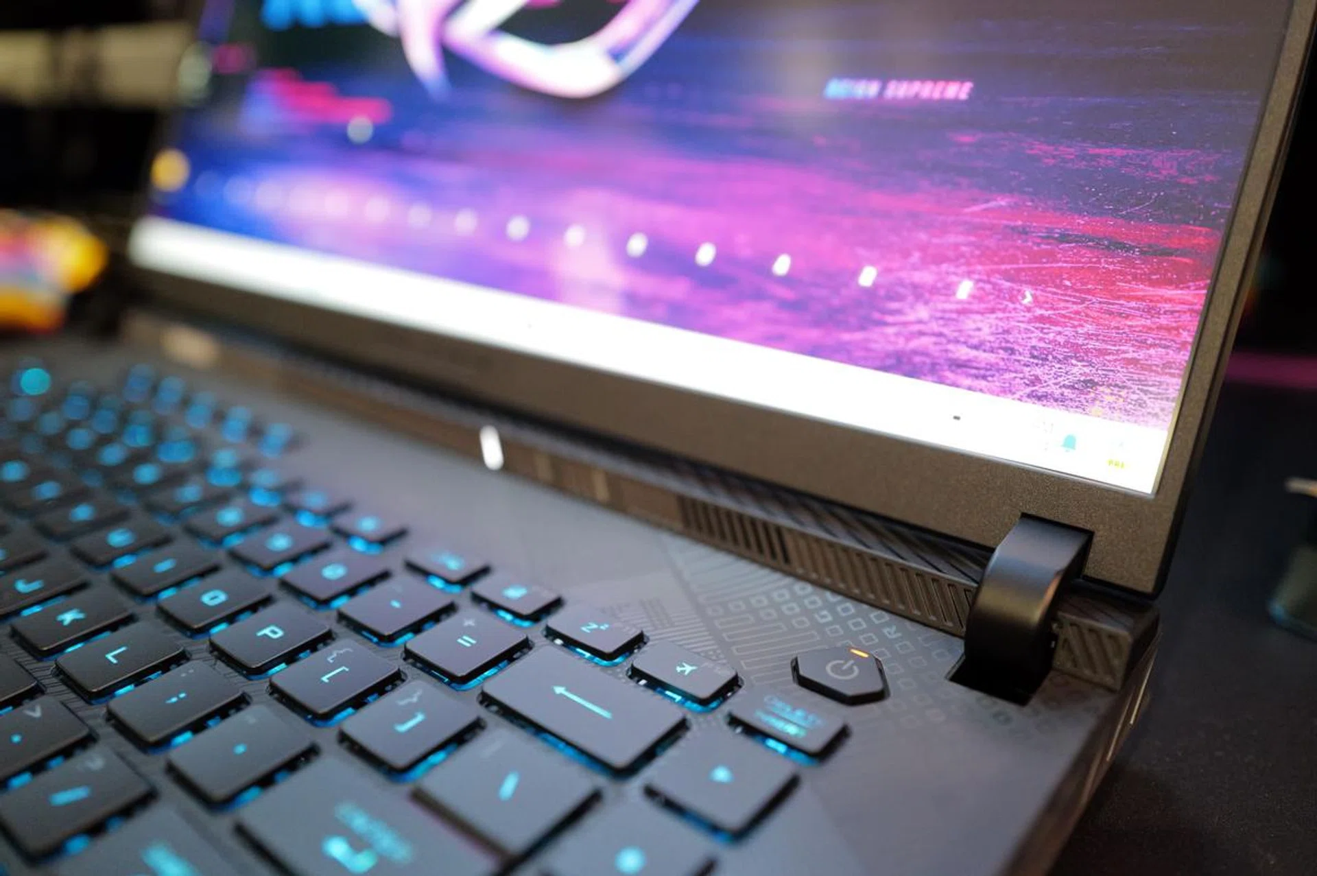 ASUS' Nebula Display is class leading. Thumbs up.