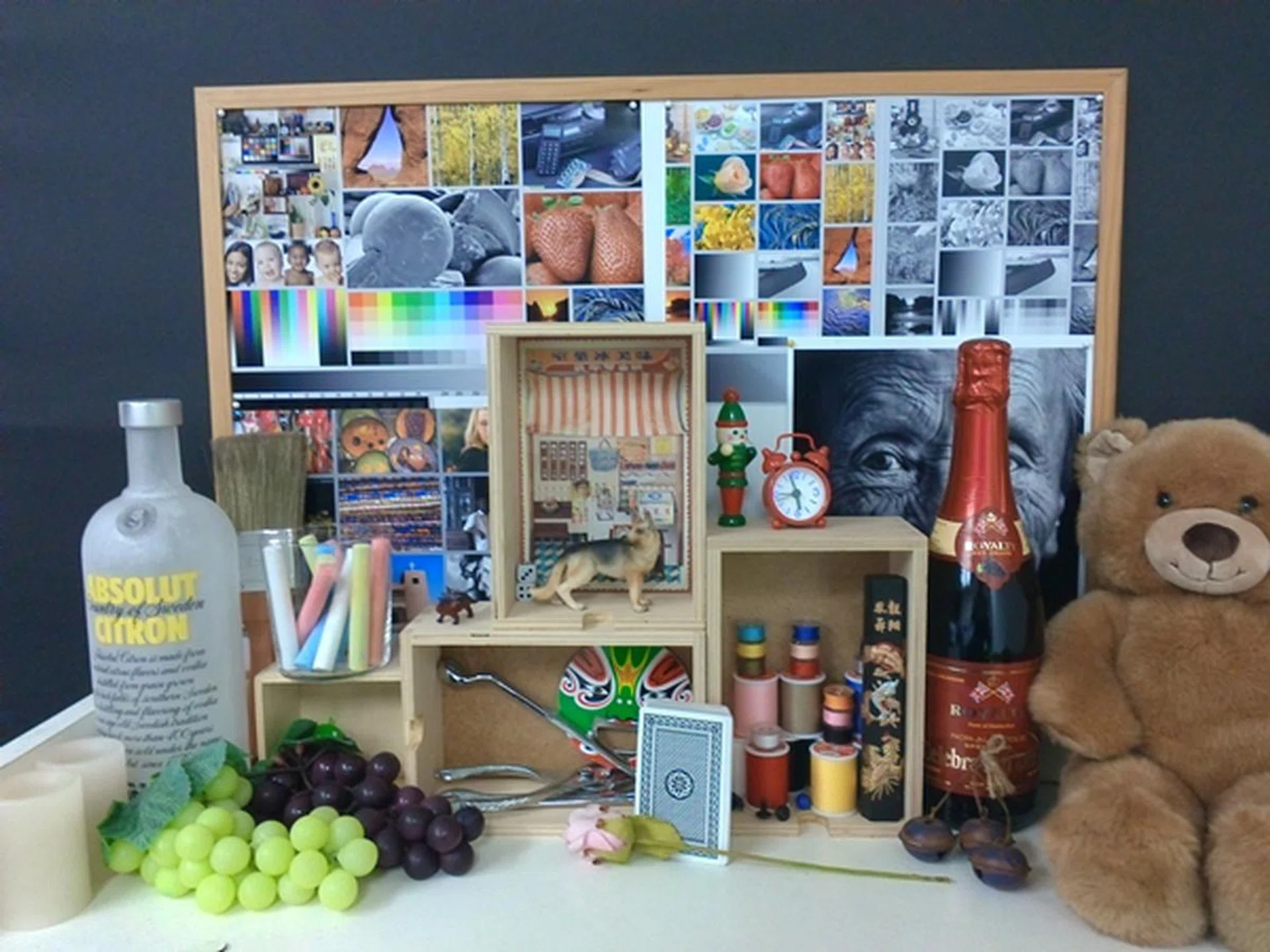 The image quality is above average. We spotted some fuzziness along the edges of some objects in the photo. Close-up photos are provided below.