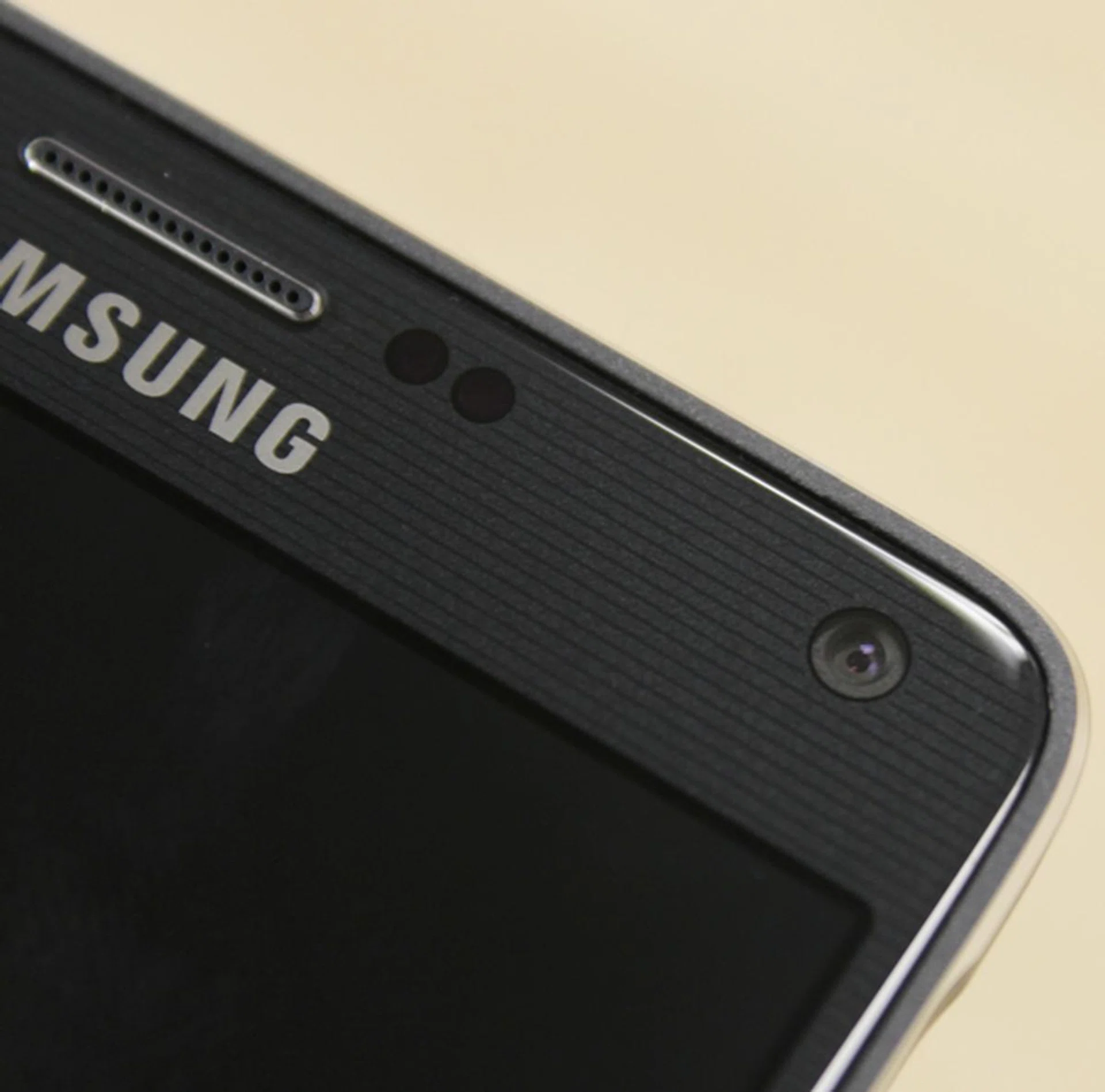 Gaps can be seen on the top, right and bottom sections of the Note 4. We also spotted some dust and lint collected at these gaps.