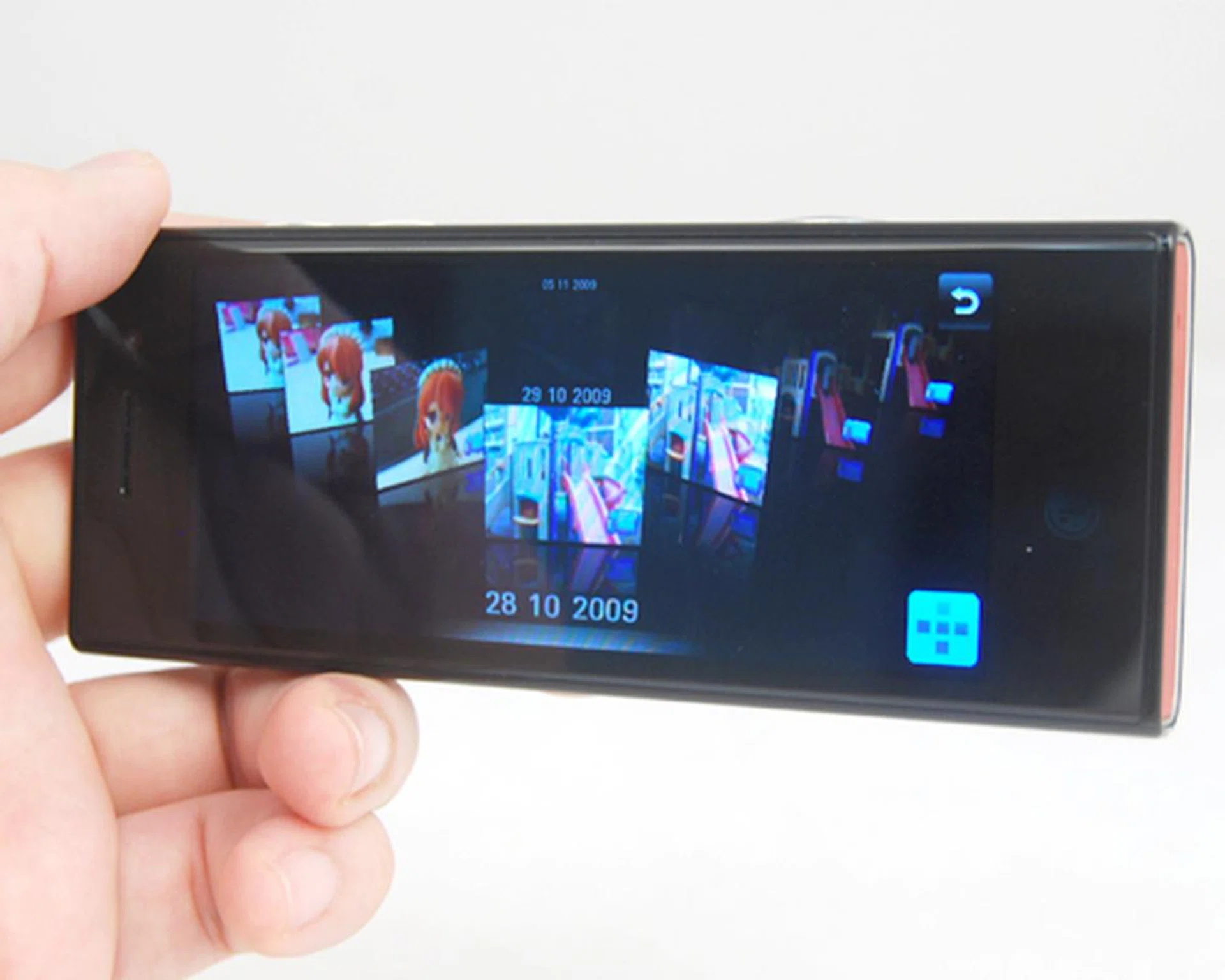 The image gallery looks great, but our grouse with it is the lack of fluidity in scrolling through the various images.