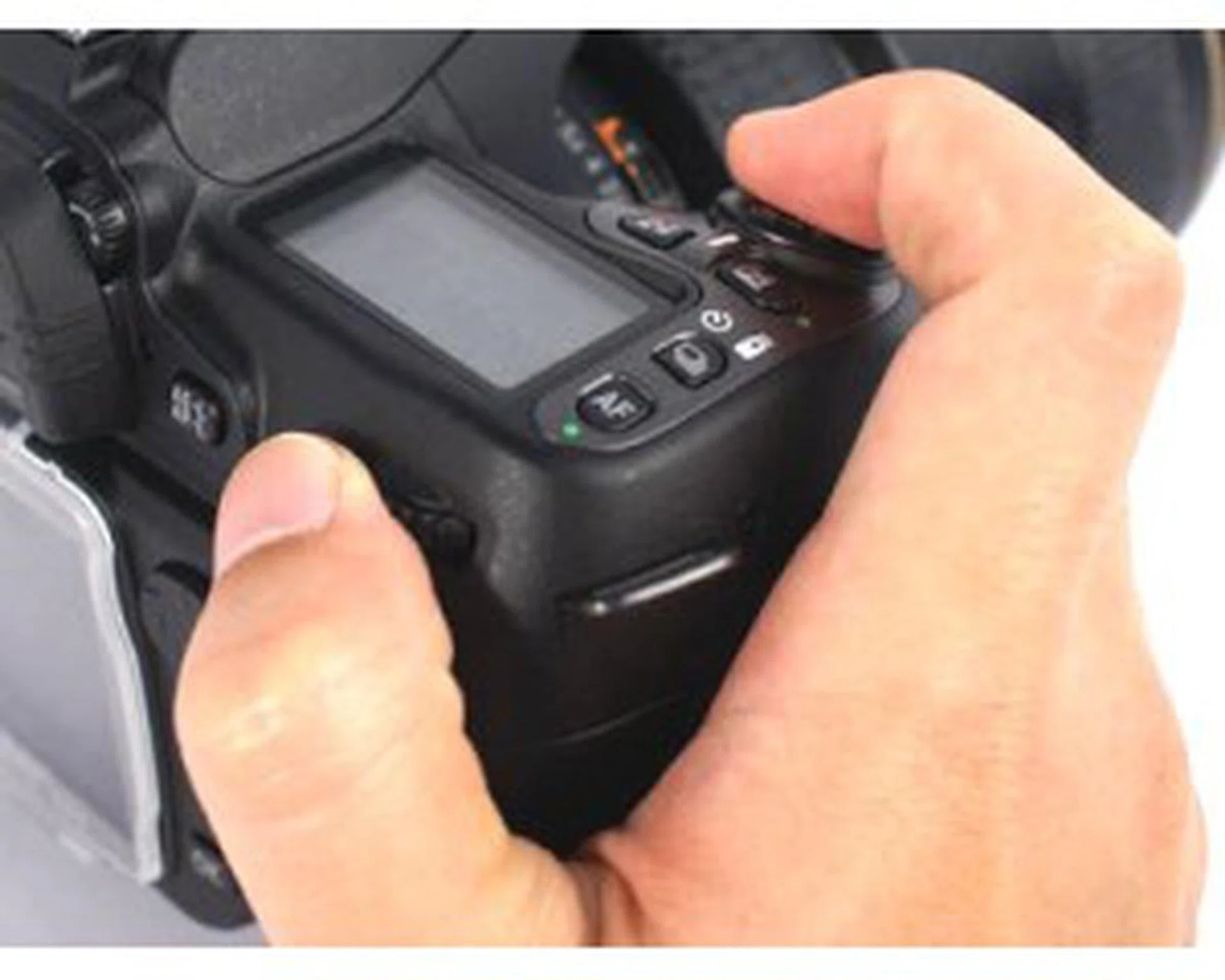 Holding the camera with the thumb positioned next to the back dial is very convenient.