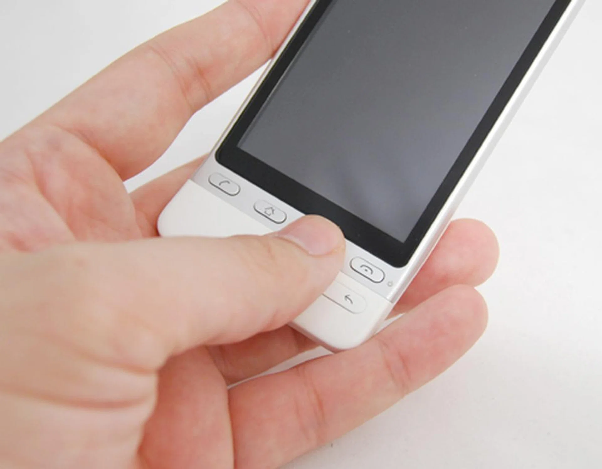 The four buttons on the front panel are kind of spread apart, which required some thumb stretching to reach the two buttons at the sides.