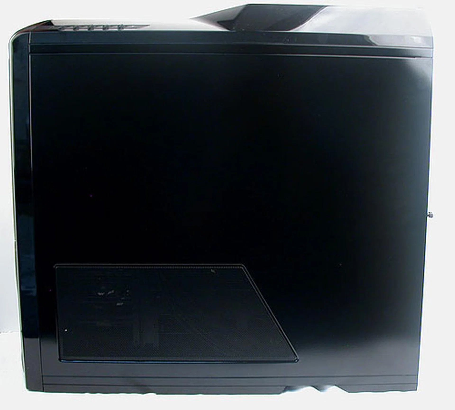 The meshed ventilation at the bottom is part of the cross-sectional air 'tunnel' dedicated to cooling your hard drives.