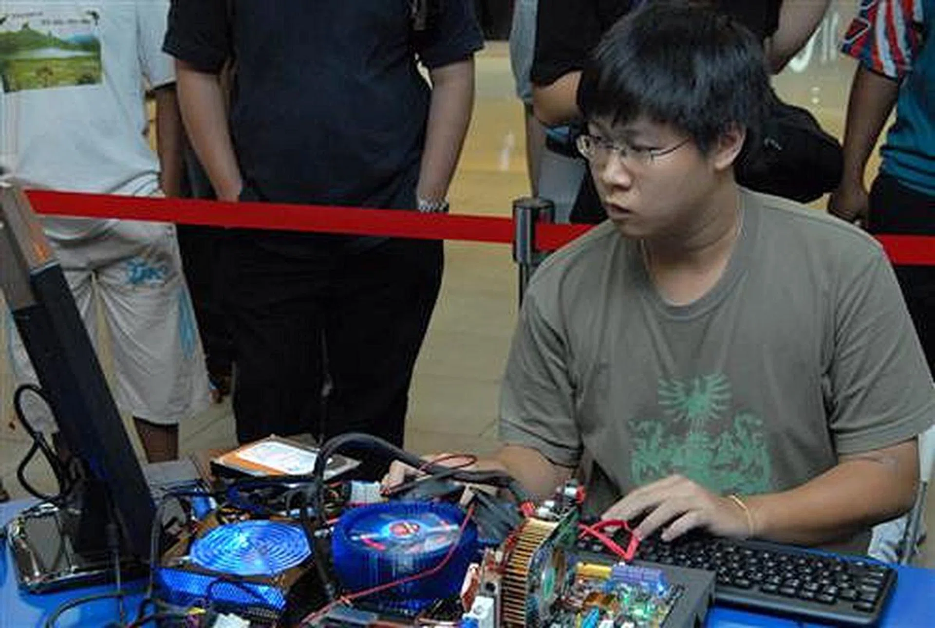  Some cussing could be heard as they tried to break the 4200MHz barrier.  