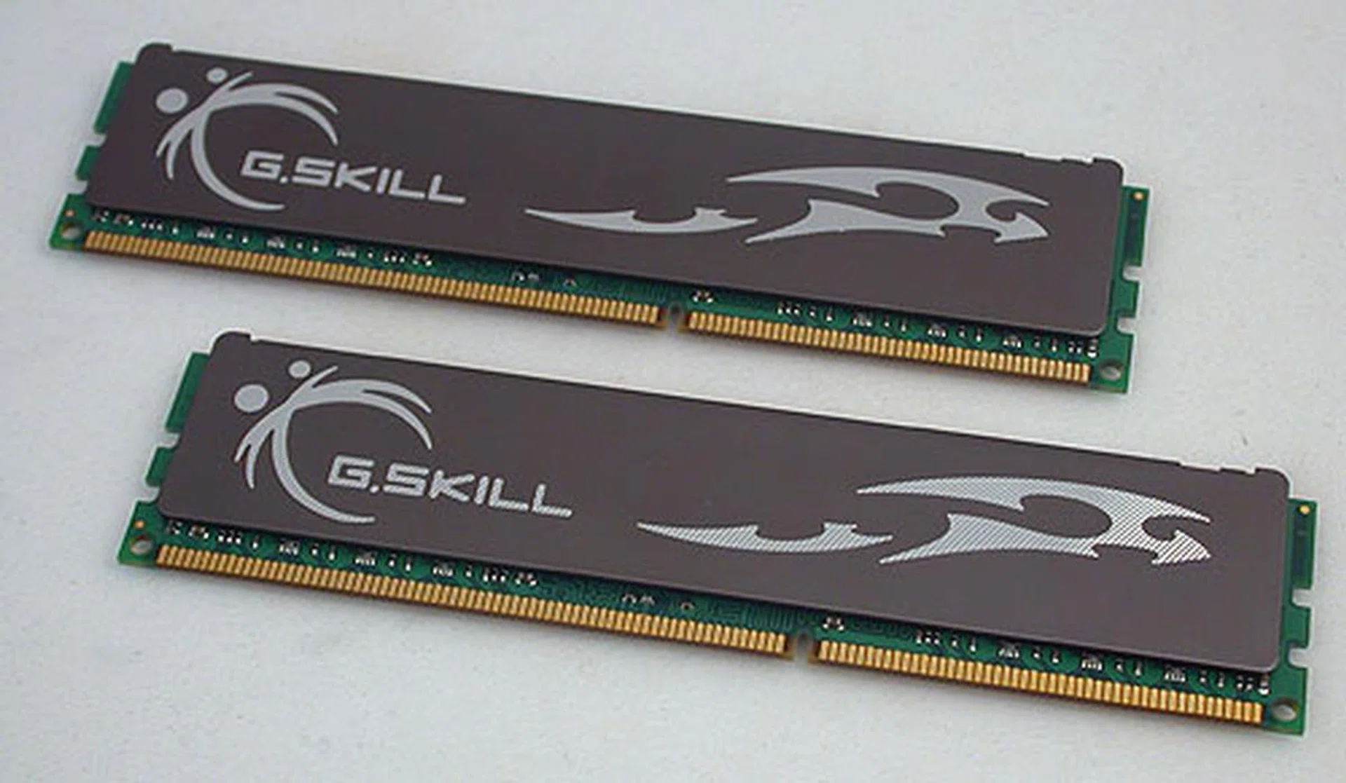 G.SKILL's ECO DDR3 memory module is one of the two that's rated at 1.35V. A rather standard heat spreader design adorns the memory sticks.