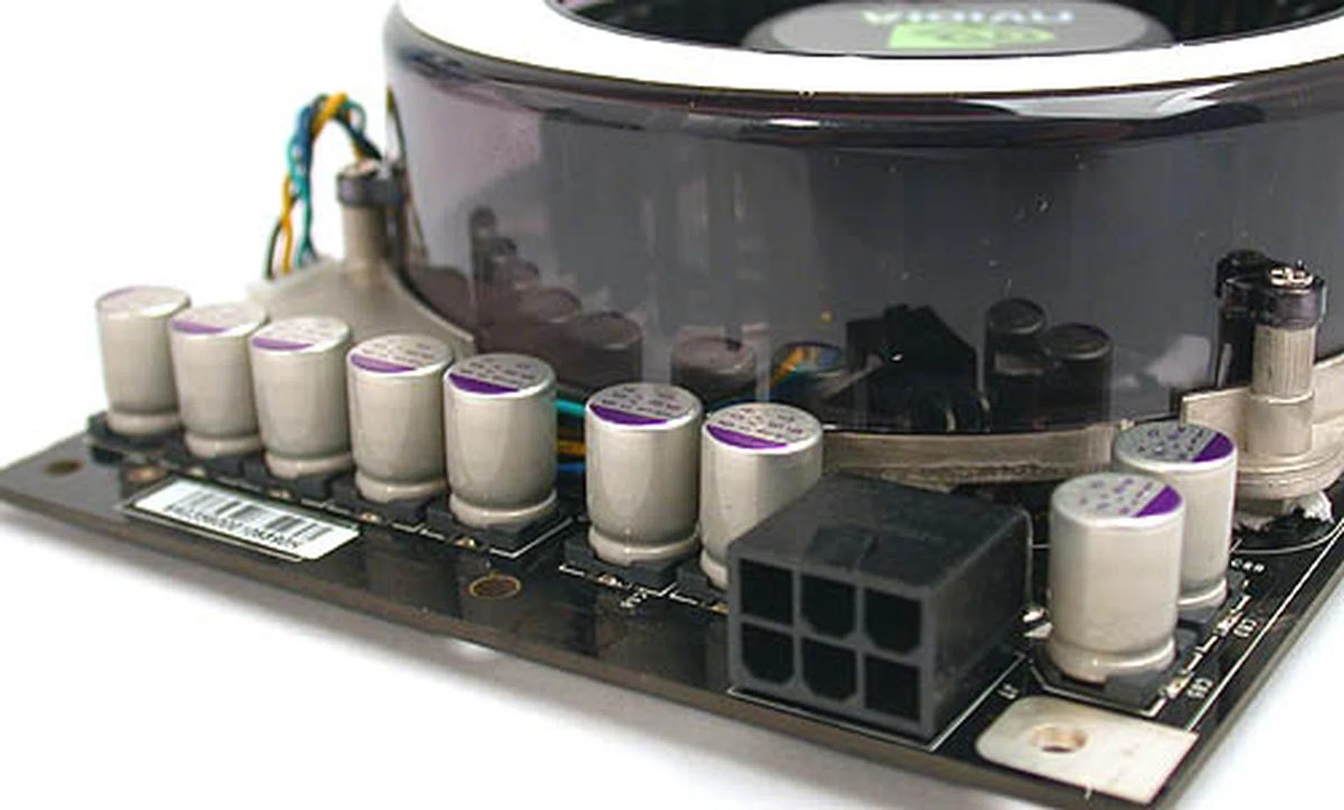 The slightly slower GeForce 8800 GTS brother requires a single PCIe power connector. A 400W power supply unit is recommend.