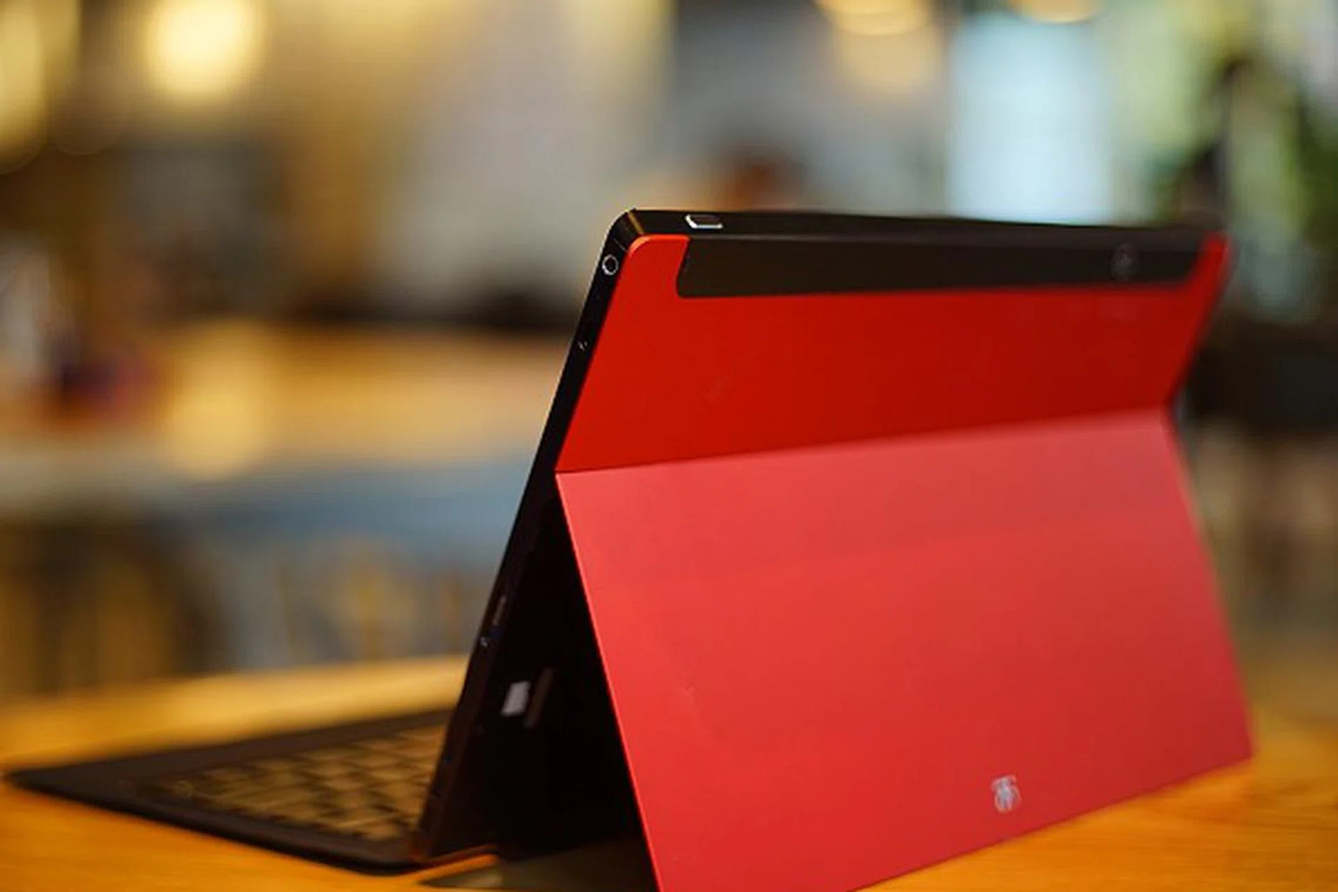 The Remix ultra-tablet has an uncanny appearance to another familiar tablet, but its OS will probably make it unique.