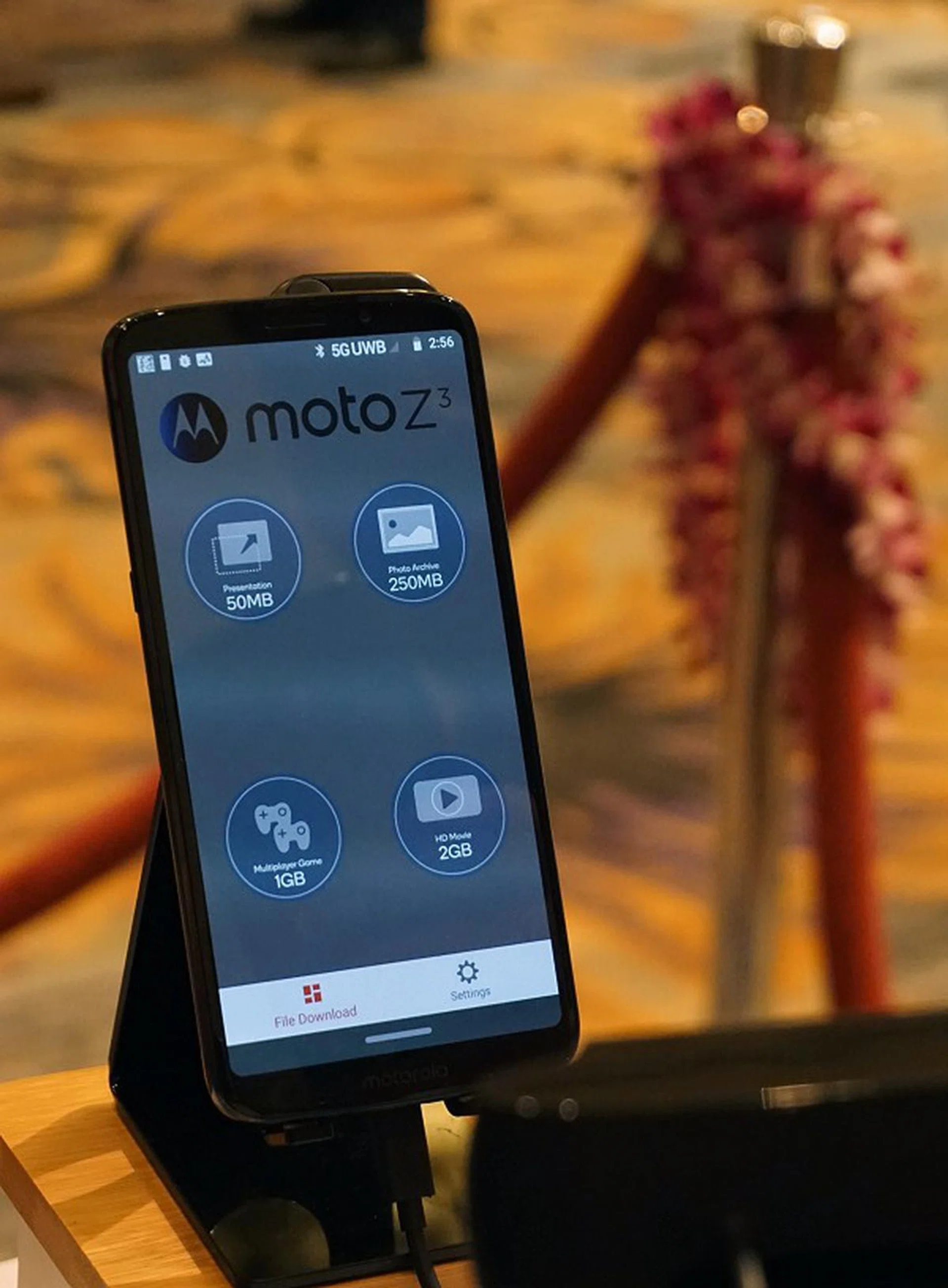 World’s fist 5G NR upgradeable device – the Moto Z3 in Aug 2018 - with future 5G Moto Mod. Seen here is a Moto Z3 with pre-production 5G Moto Mod attached and we can clearly see that it's connected to a 5G test network that we trialed at the Snapdragon Summit 2018.