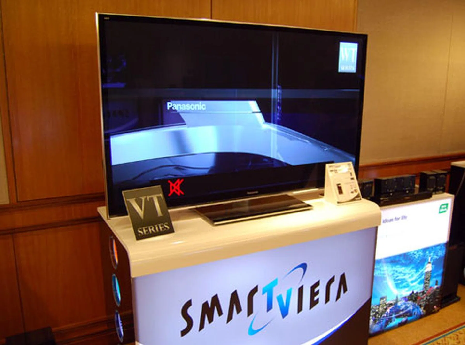 Plasma TV fans will have to wait till June for the VT50S to arrive. But in the meantime, we can confirm that this sleek babe with tout an imposing 2,500Hz Focused Field Drive emission rate on its Generation-15 panel and THX 3D certification. 