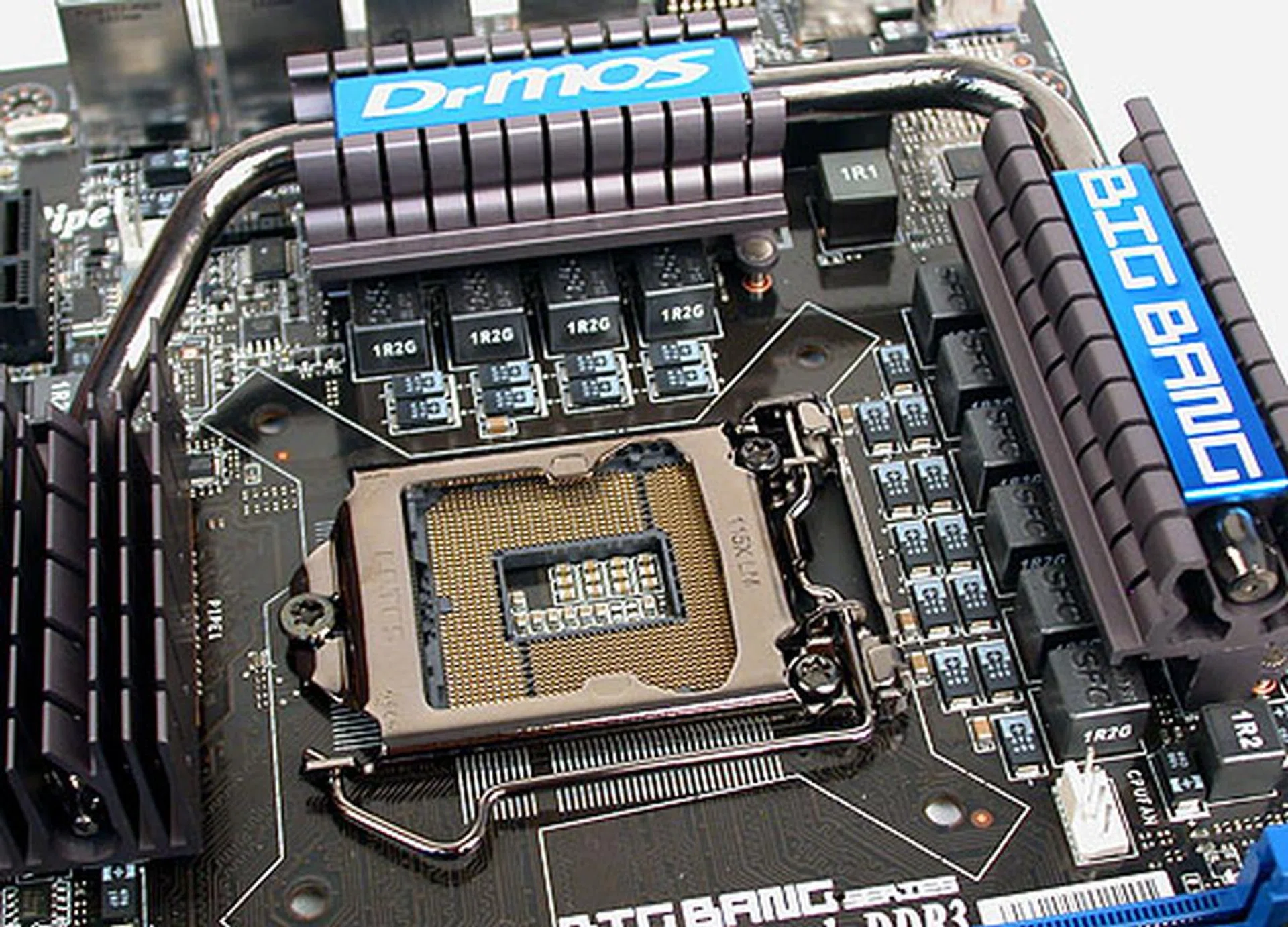 It's no mistake if you feel that the heatpipes seen here are thicker than usual. MSI's SuperPipe feature is basically the use of thicker 8mm heatpipes for better heat conduction. The CPU socket is from LOTES. 