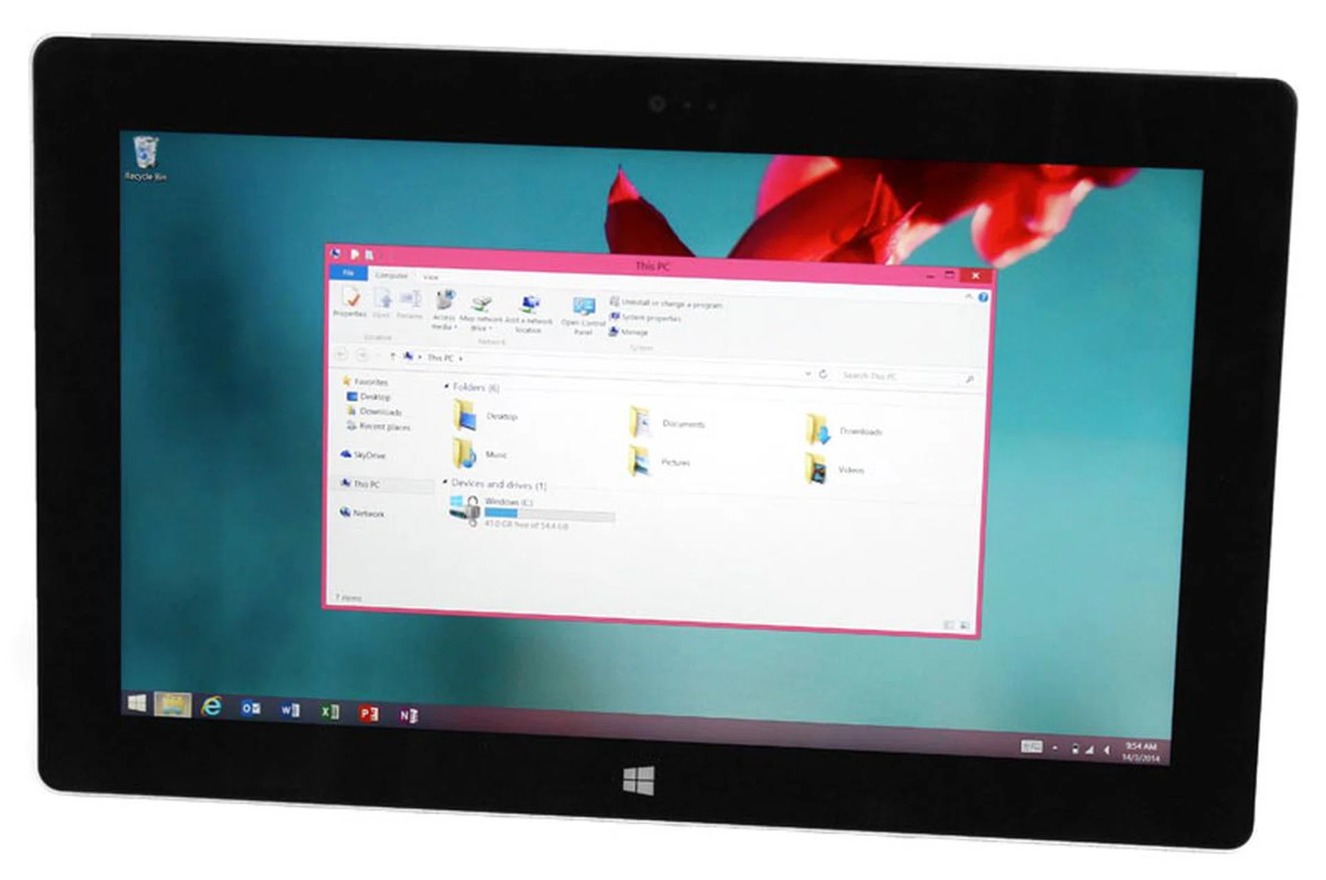 As Windows doesn't scale well with resolution, many elements on the desktop look quite tiny on the Surface 2's Full HD display.