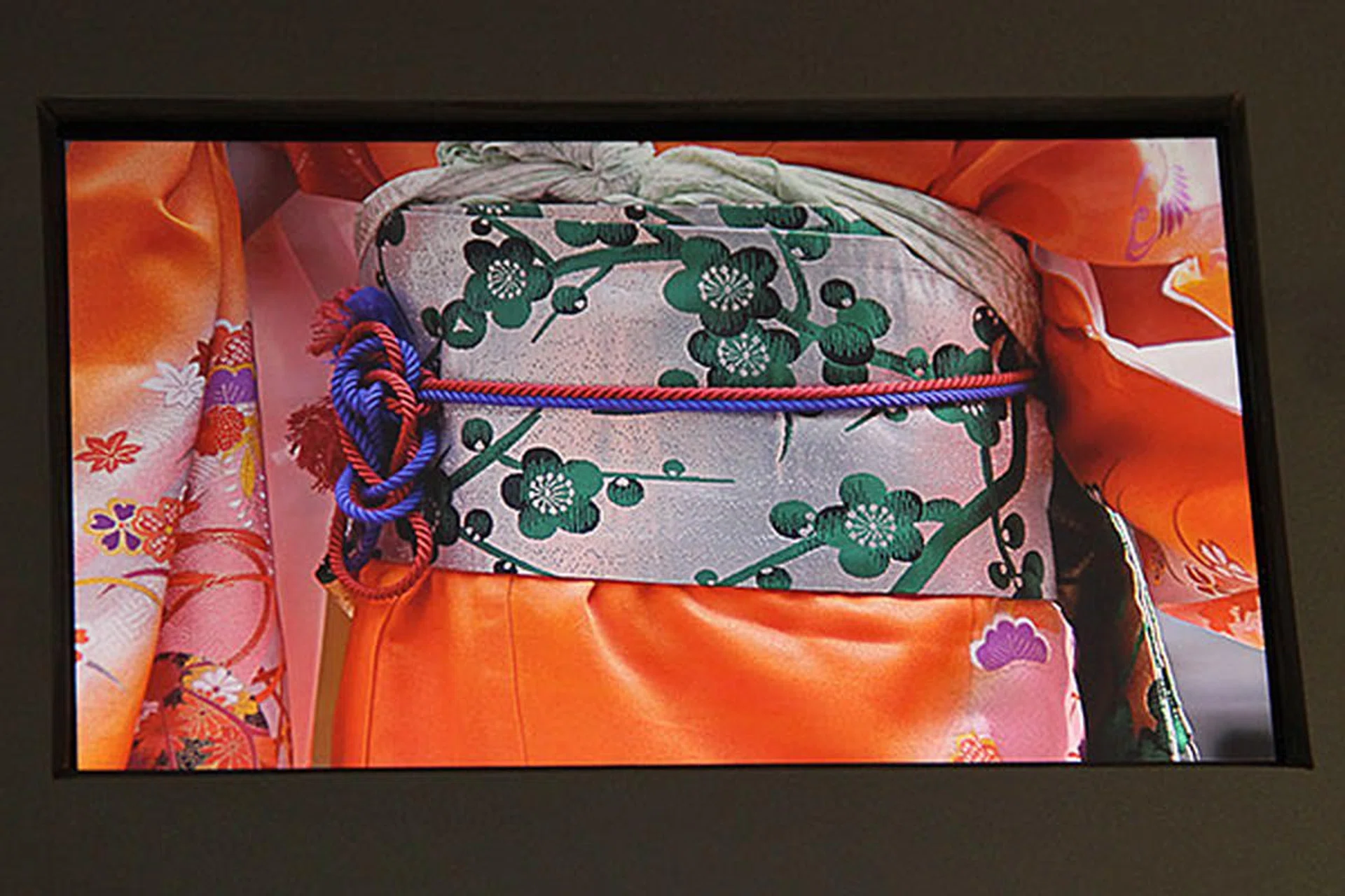 Can you guess how big is this display and its resolution? Here are the answers: 6.1-inch and 2,560 x 1,600 pixels. These translate to a pixel density of 498ppi.  