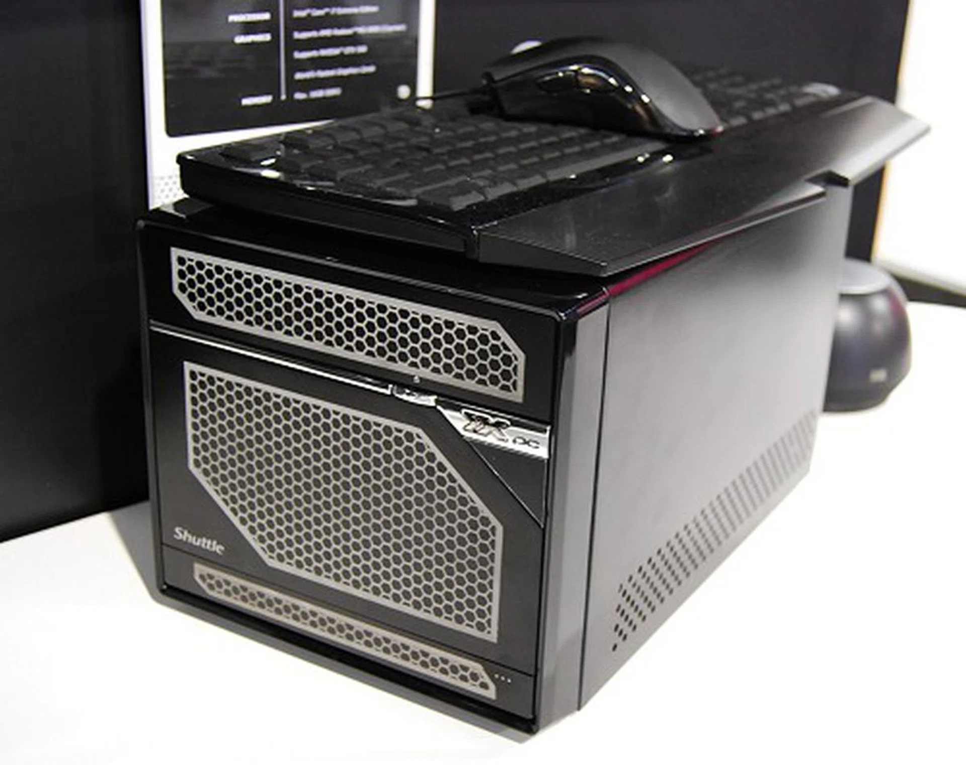 Shuttle's other extreme product is this SX58J3 that's aimed at extreme gamers. Even the chassis sports such a finishing to dictate who it's aiming, Inside, it's an Intel X58 system with a Core i7 Extreme Edition processor, support for up to 16GB of memory and can support extreme graphics cards like a GeForce GTX 580 or an AMD Radeon HD 6970.