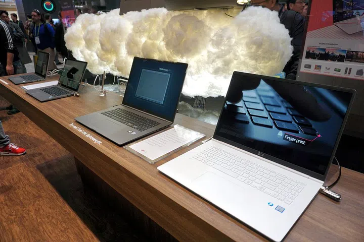 A quick look at how the 14-inch gram notebooks in the background compare in size with the 17-inch gram notebooks in the foreground.