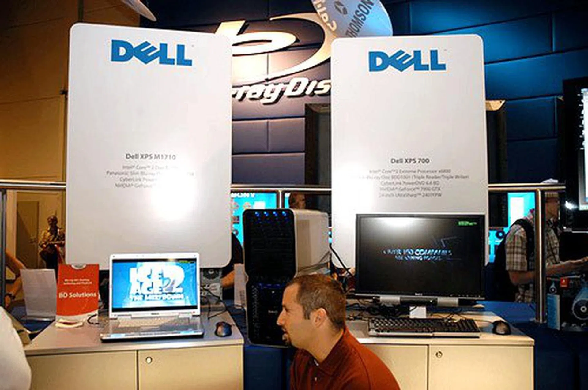 A corner was dedicated to showcasing Dell's Blu-ray solutions in the form of the XPS M1710 notebook (using a Panasonic drive module) and XPS 700 desktop (using a Philips).