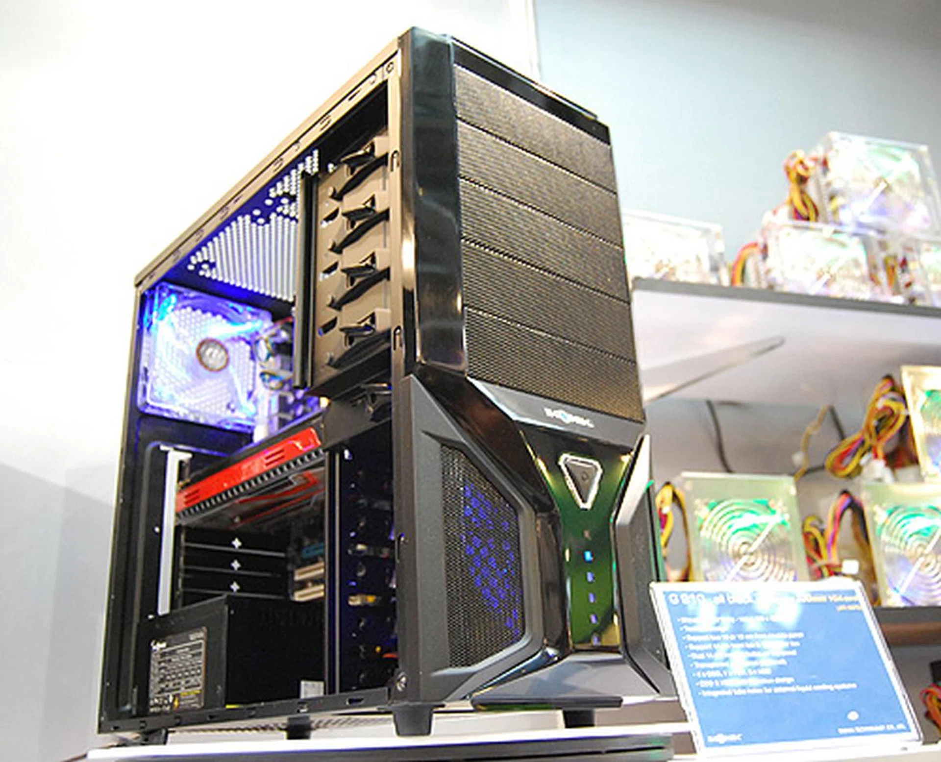 The G910 supports up to six fans and has a tool-less installation design.