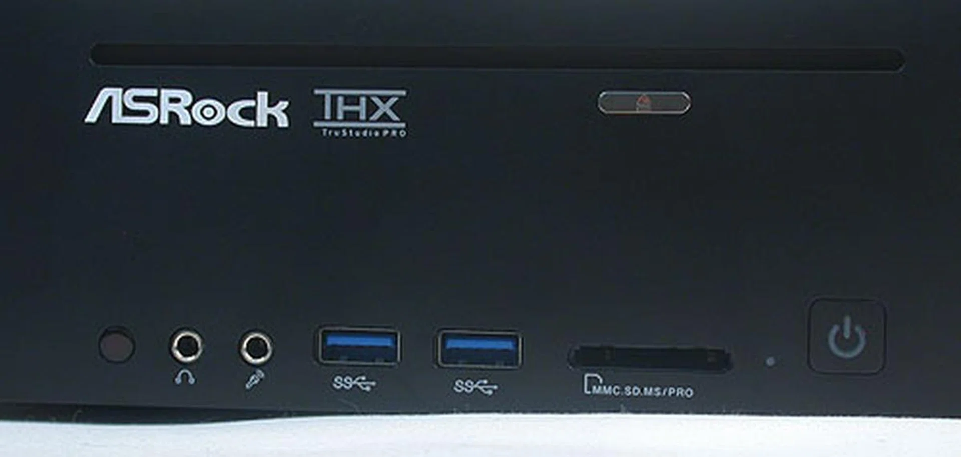 A slot loaded Blu-ray combo drive keeps the front facade compact but ASRock spoils the look by having all of its ports exposed. No doubt it's convenient but definitely not as elegant. The ports here are two USB 3.0 ports with the usual blue tips, a 4-in-1 card reader and the audio/microphone jacks. There's also an IR sensor for the remote control.