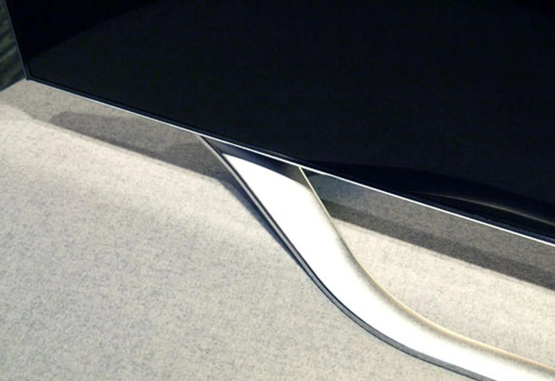 We prefer the soft and elegant curves of the Arc-Flow stand over Samsung's previous Quad-stand. However, it's less stable compared to a more traditional rectangular base. 