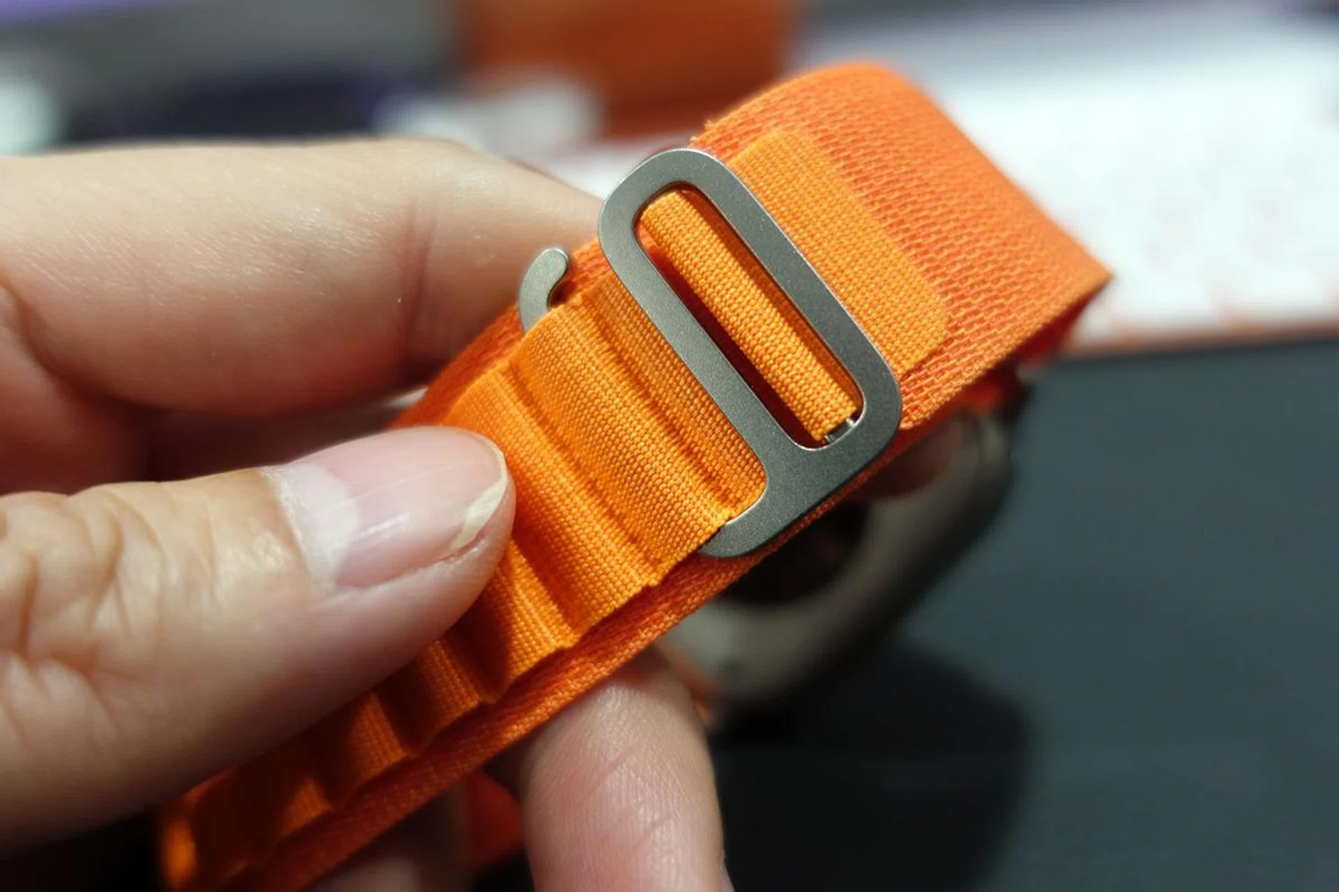 The Alpine Loop is made from two textile layers seamlessly woven into one continuous piece without stitching. The corrosion‑resistant titanium G‑hook slips smoothly into the reinforced loops for a secure fit.