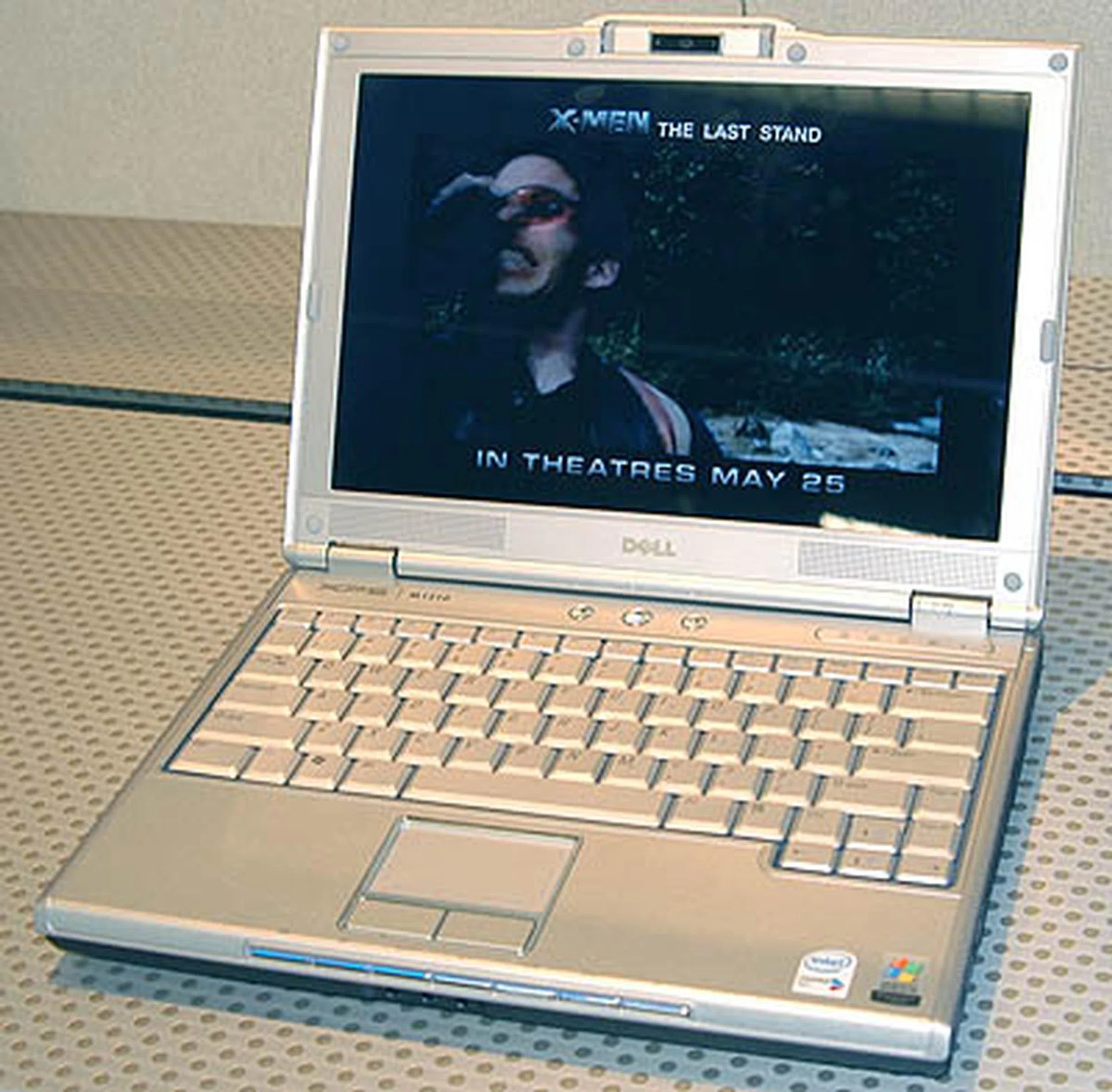 The Dell XPS M1210 is a small yet powerful notebook for road warriors.